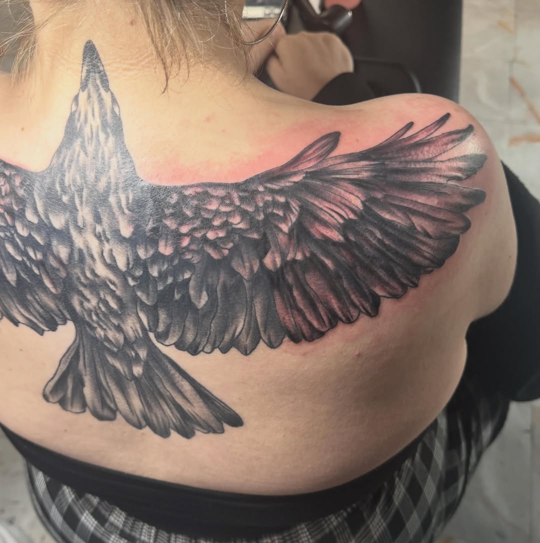 Bird realism tattoo on the back by Abby