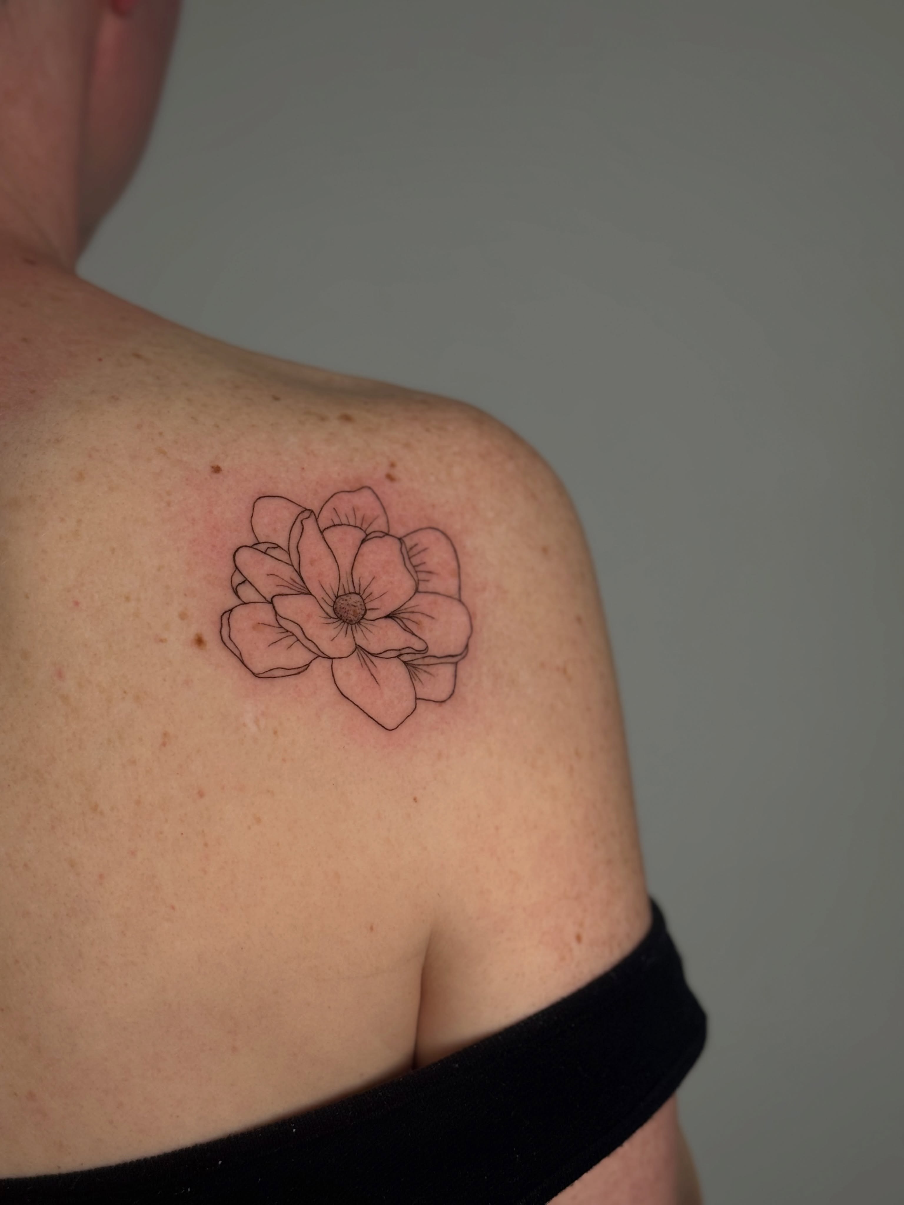 Flower fine line tattoo on the shoulder by Jules Ink ⋆ Fineline Tattoo