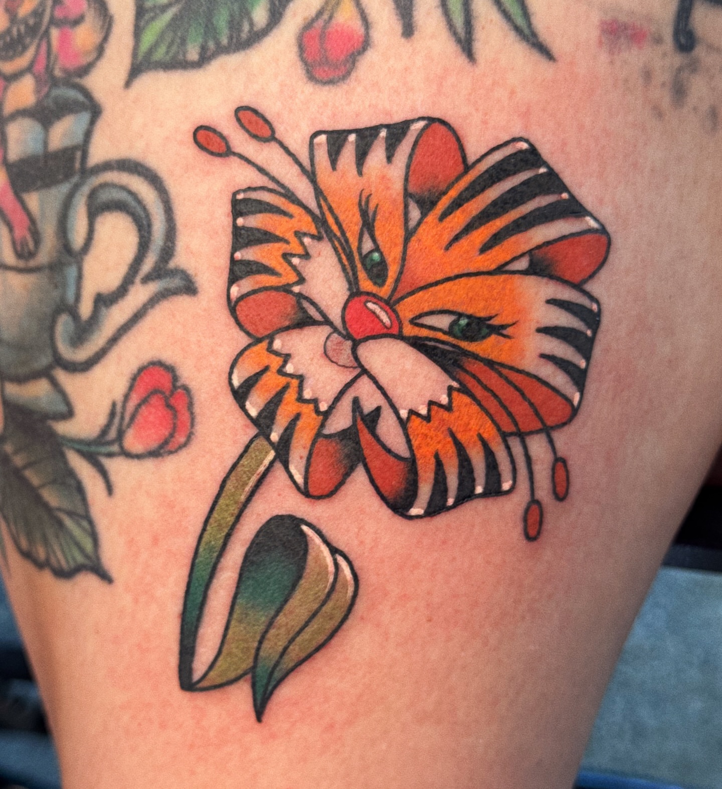 Tiger face flower American traditional tattoo on the thigh by 𝕷𝖆𝖚𝖗 𝕷𝖆𝖚𝖗