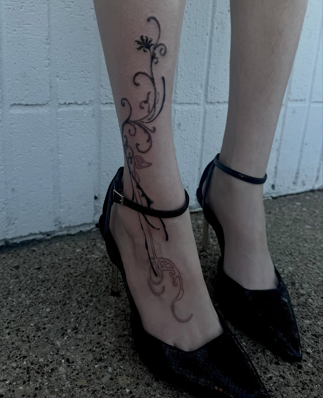 Tattoo by @clairelartstudio — fine_line, dotwork
