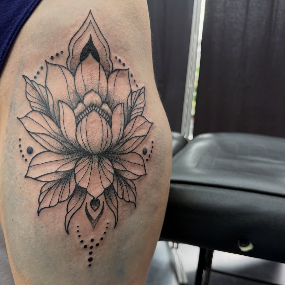 Tattoo by @mylenemassacre — dotwork