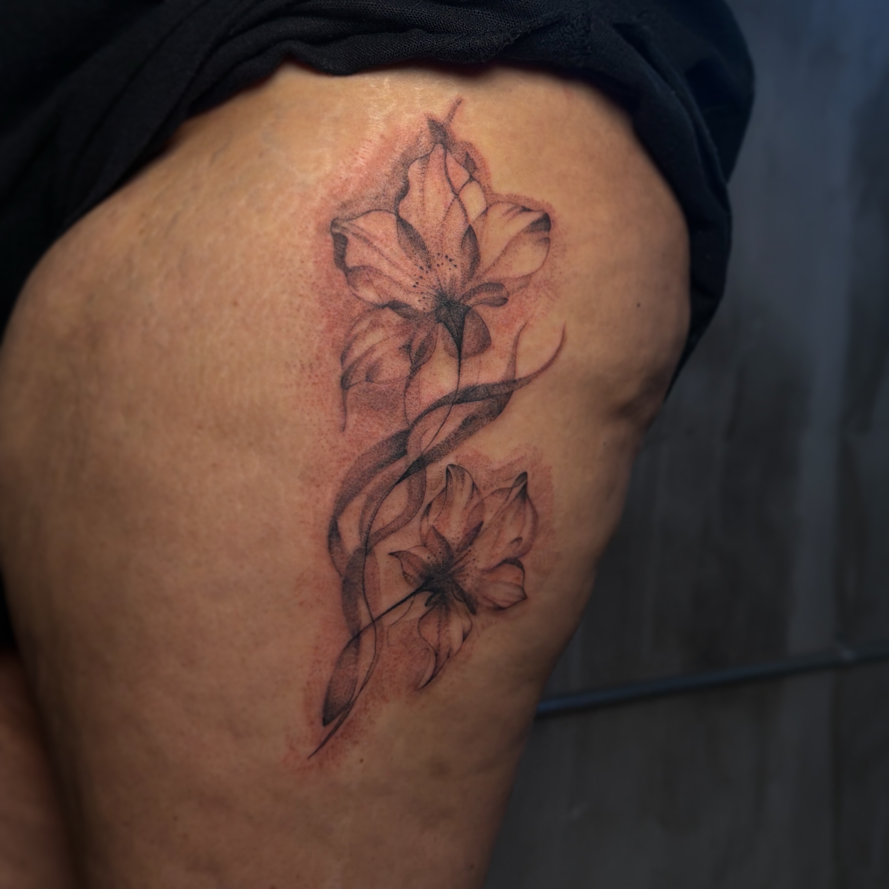 Flowers dotwork tattoo on the shoulder by 𝙸𝚗𝚔𝚊𝚗𝚍𝚕𝚒𝚕𝚢𝚜 🤎💉🐻🌸