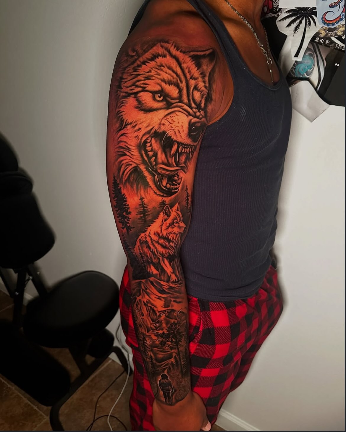 Wolf realism tattoo on the upper arm by Terrence jones