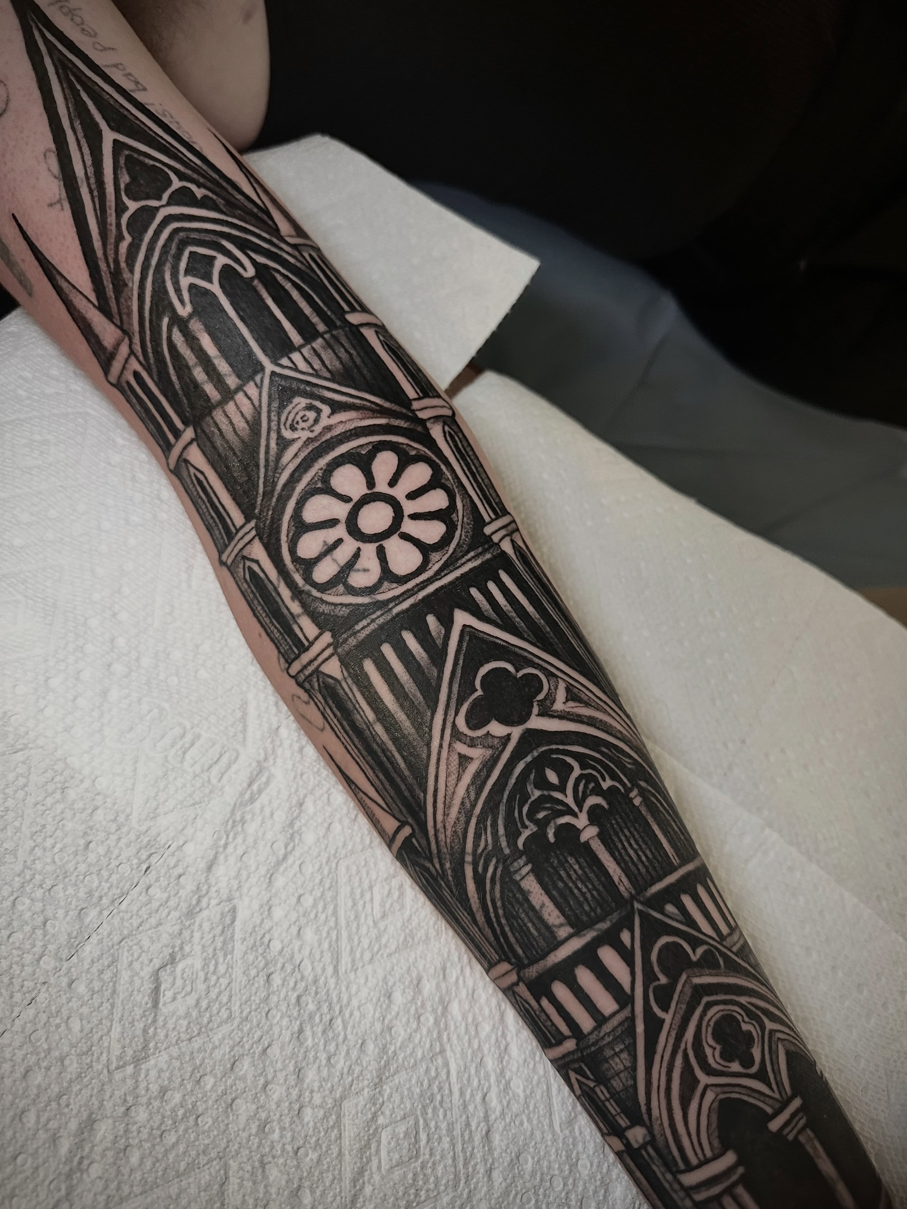 Tattoo by @pablomoreiratattoo — black_and_grey, geometric