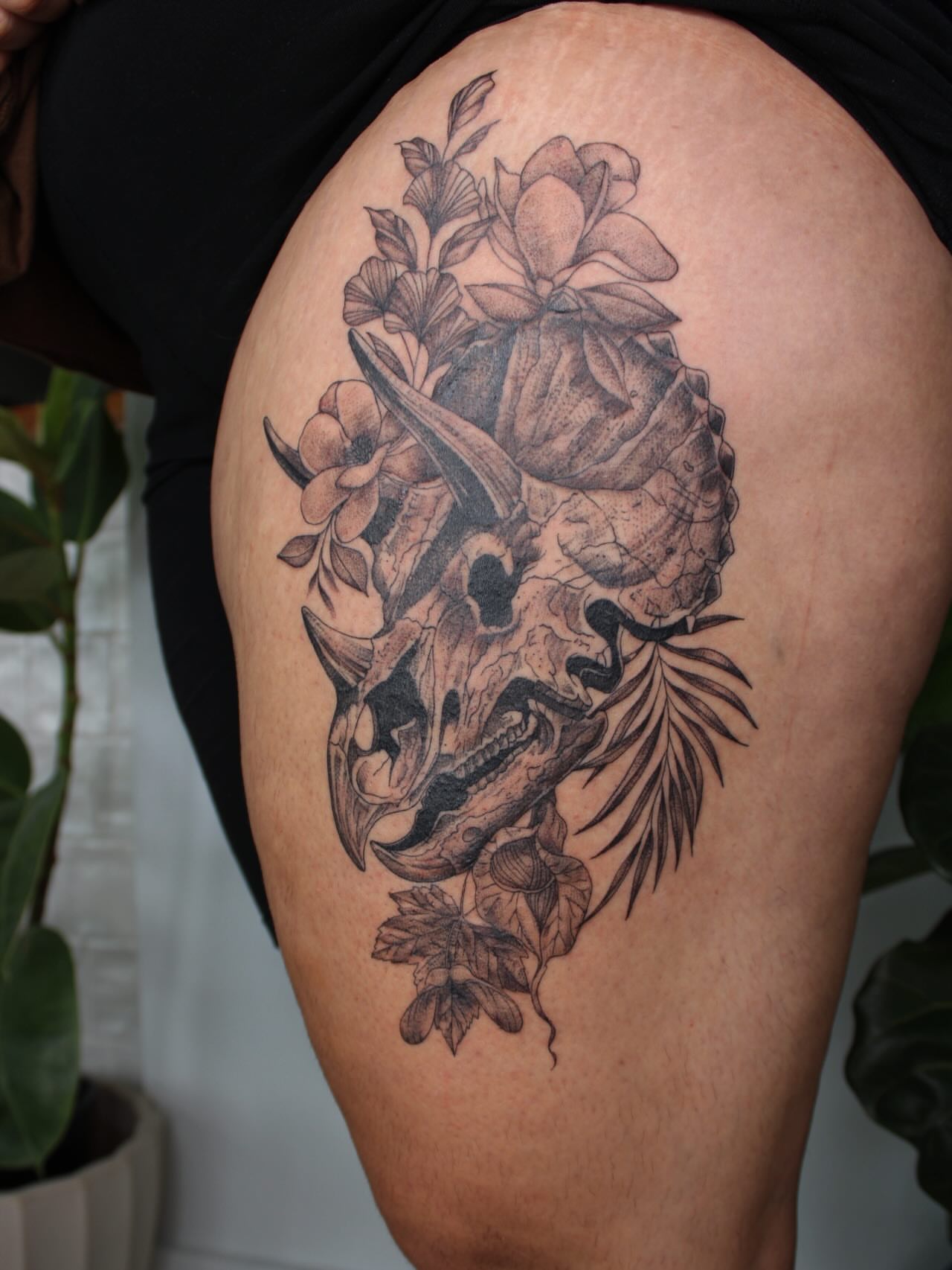 Skull and flowers realism tattoo on the thigh by Priscila - HAWAII TATTOO