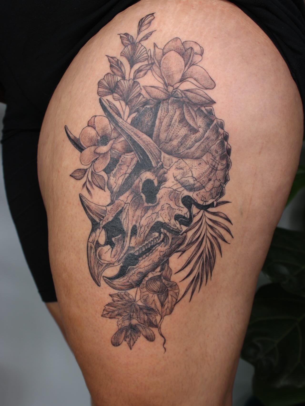 Skull and flowers realism tattoo on the thigh by Priscila - HAWAII TATTOO