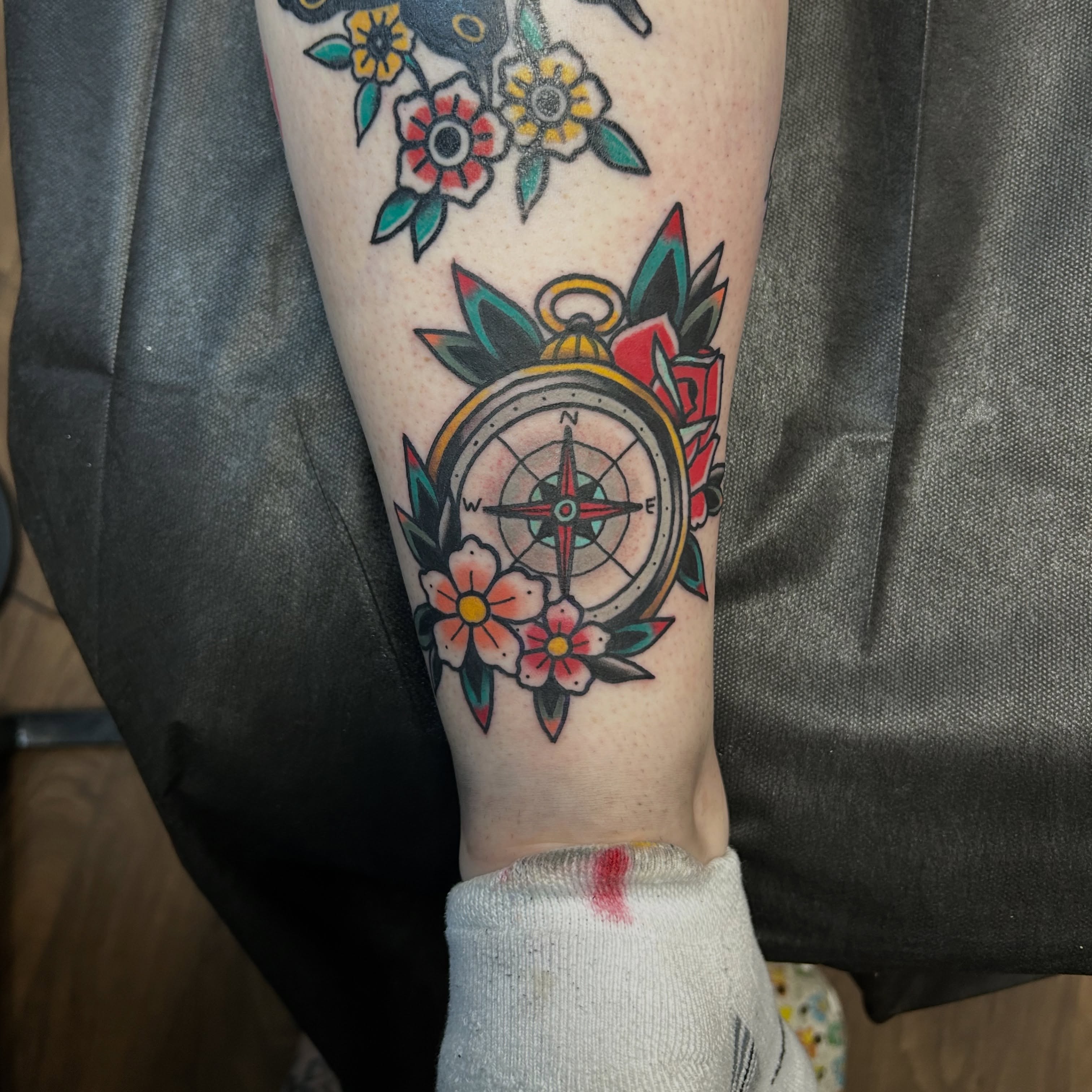 Compass and flowers American traditional tattoo on the forearm by ⚡️𝑺𝑻𝑬𝑽𝑬 𝑩𝑼𝒀𝑨𝑪𝑯𝑬𝑲⚡️