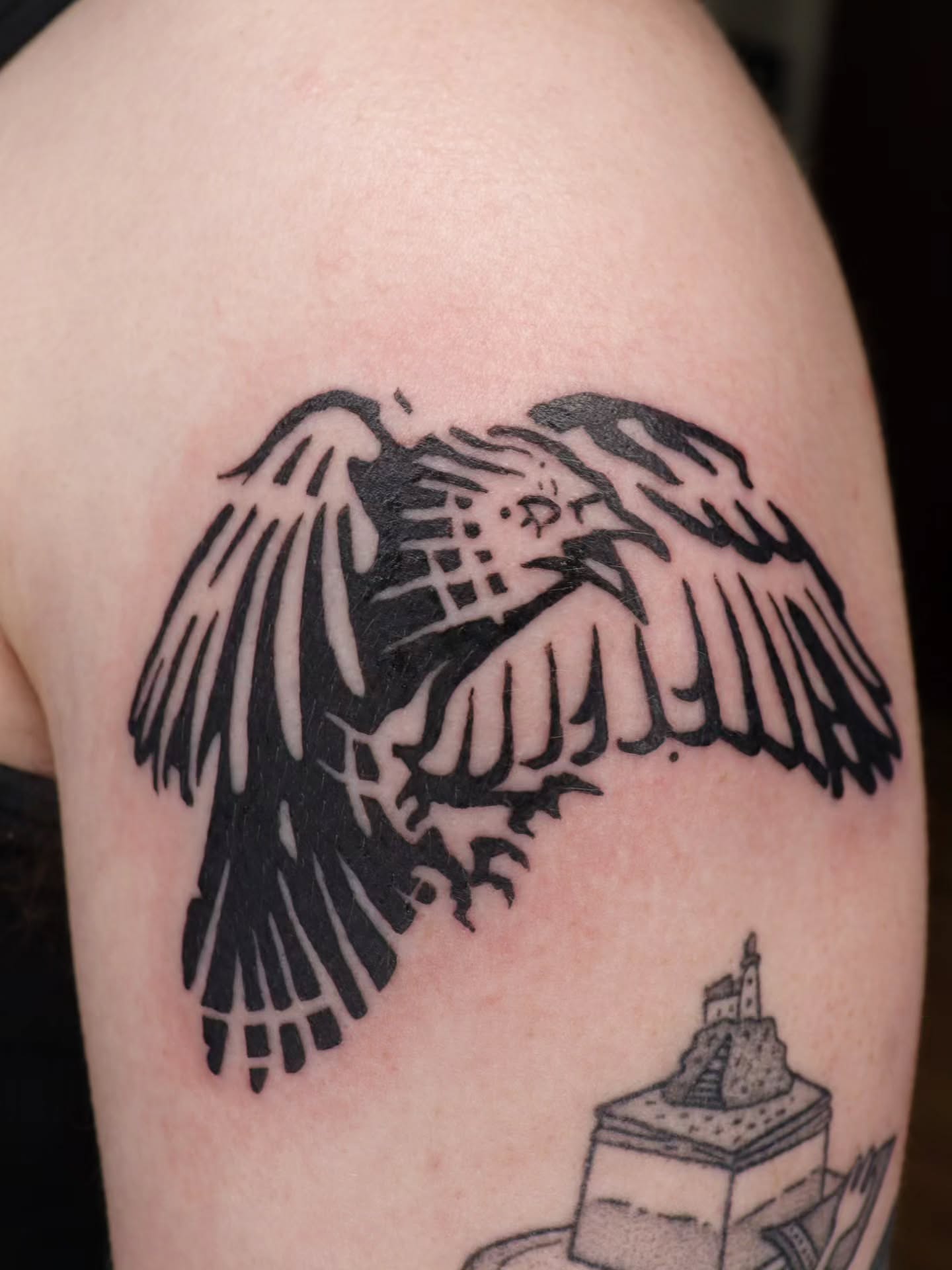 Raven black and grey tattoo on the shoulder by Veronika Lipchak