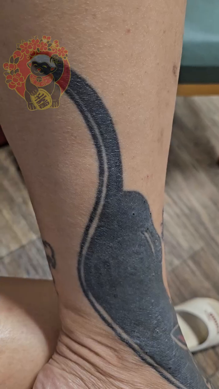 Abstract blackwork design tattoo on the leg by Lillian Honeybadger