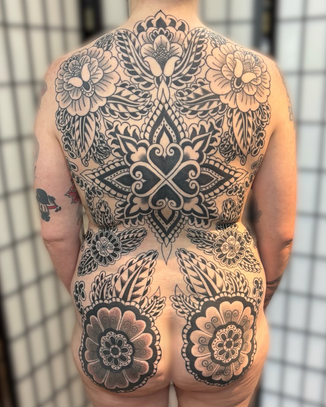Full back ornamental pattern with flowers tribal tattoo on the back by 𝓰𝓲𝓷𝓪 𝓼𝓮𝓻𝓹𝓮𝓷𝓽𝓲𝓷𝓪