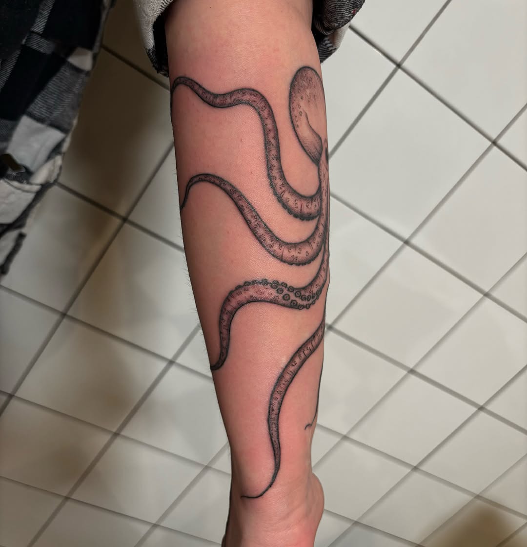 Tattoo by @daynatattoos — black_and_grey