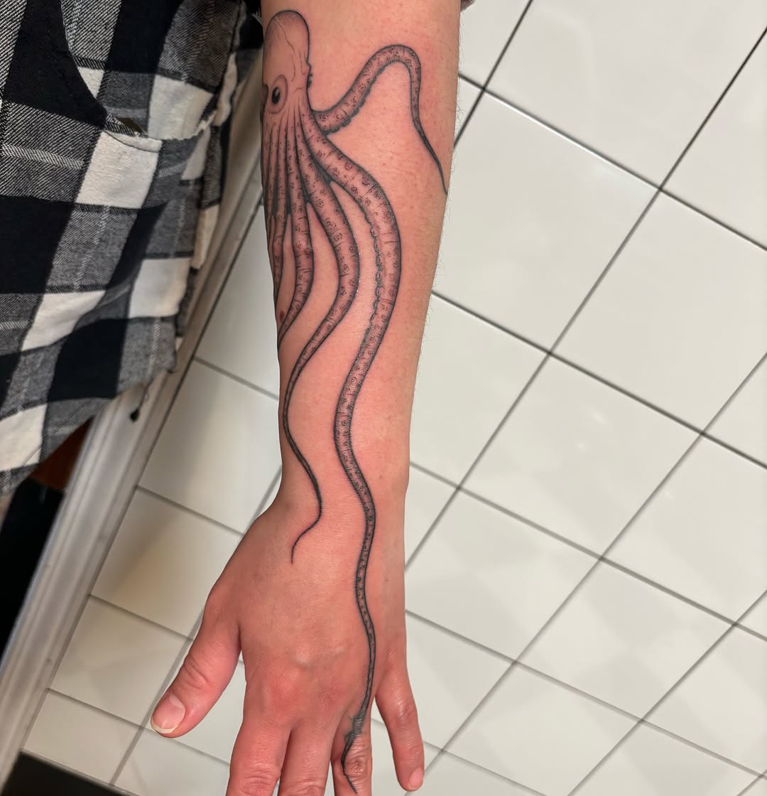 Tattoo by @daynatattoos — black_and_grey