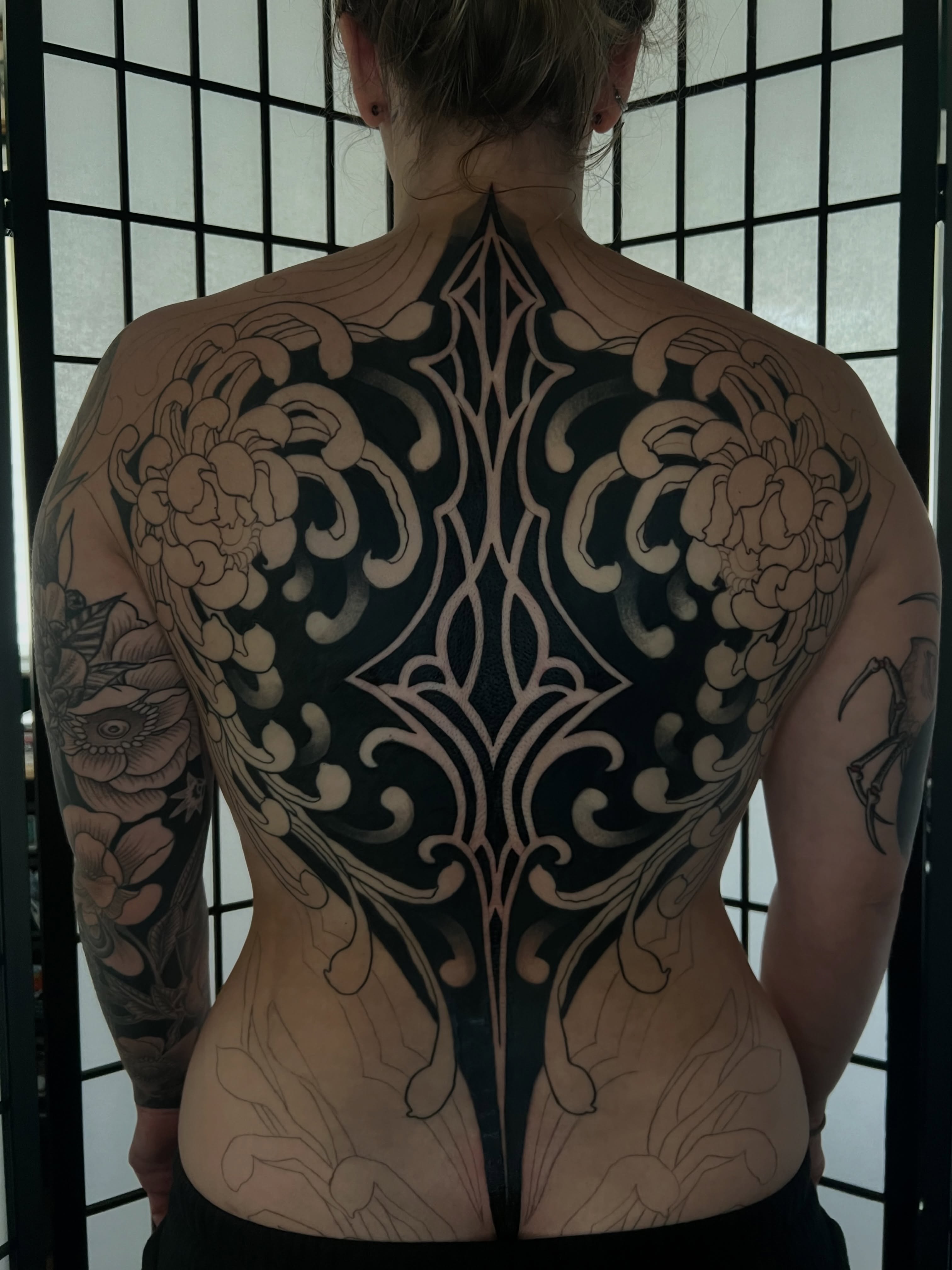 Floral pattern ornamental tattoo on the back by Vic Merkley