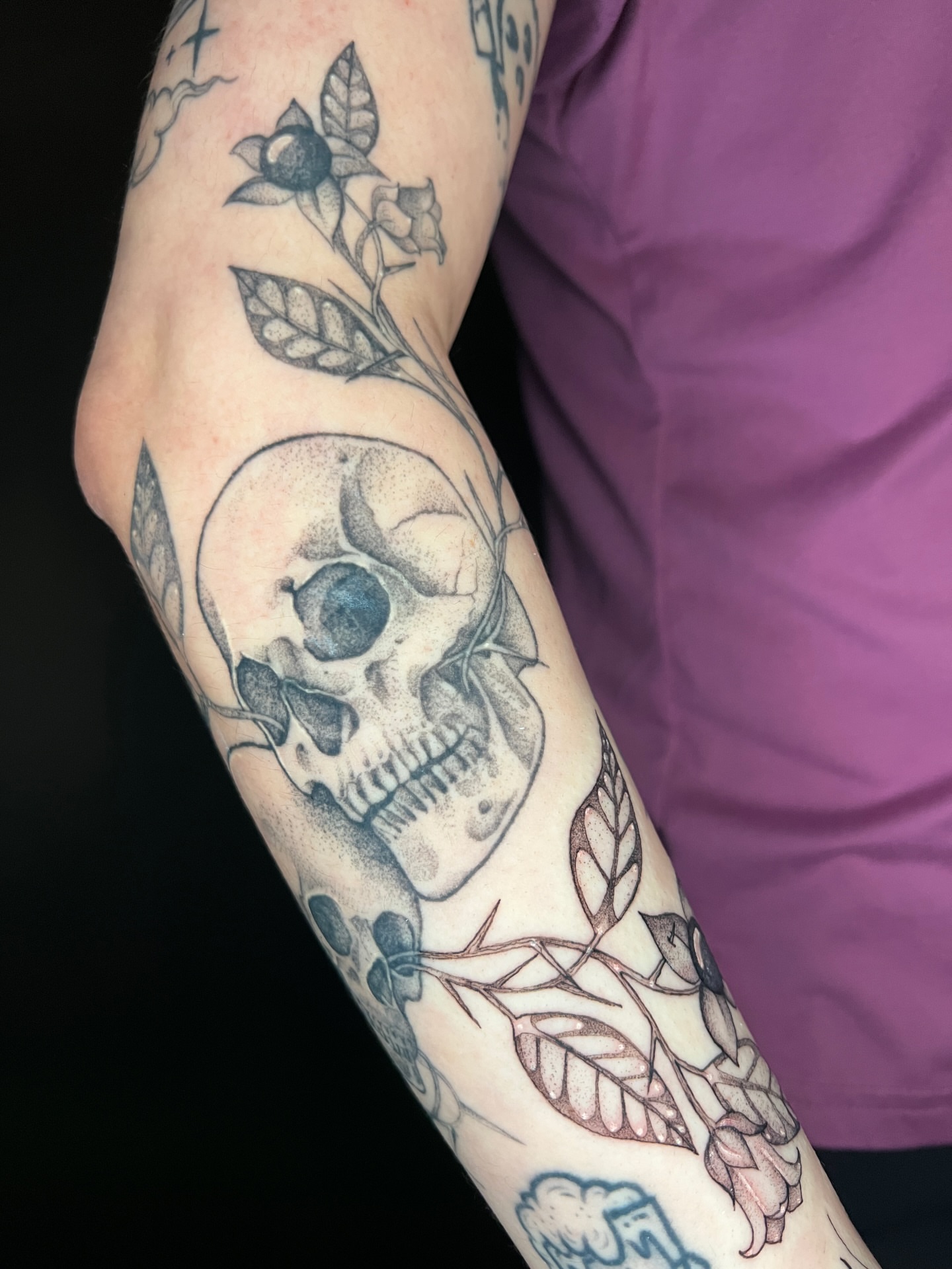 Skull and botanical dotwork tattoo on the forearm by ✨ Pata Pardee ✨ illustration tattoo