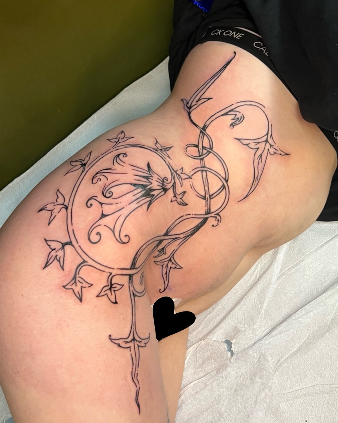 Vines and swirls black and grey tattoo on the thigh by ꧁ 𝓛𝖎𝖛 ꧂, Cambridge, Massachusetts