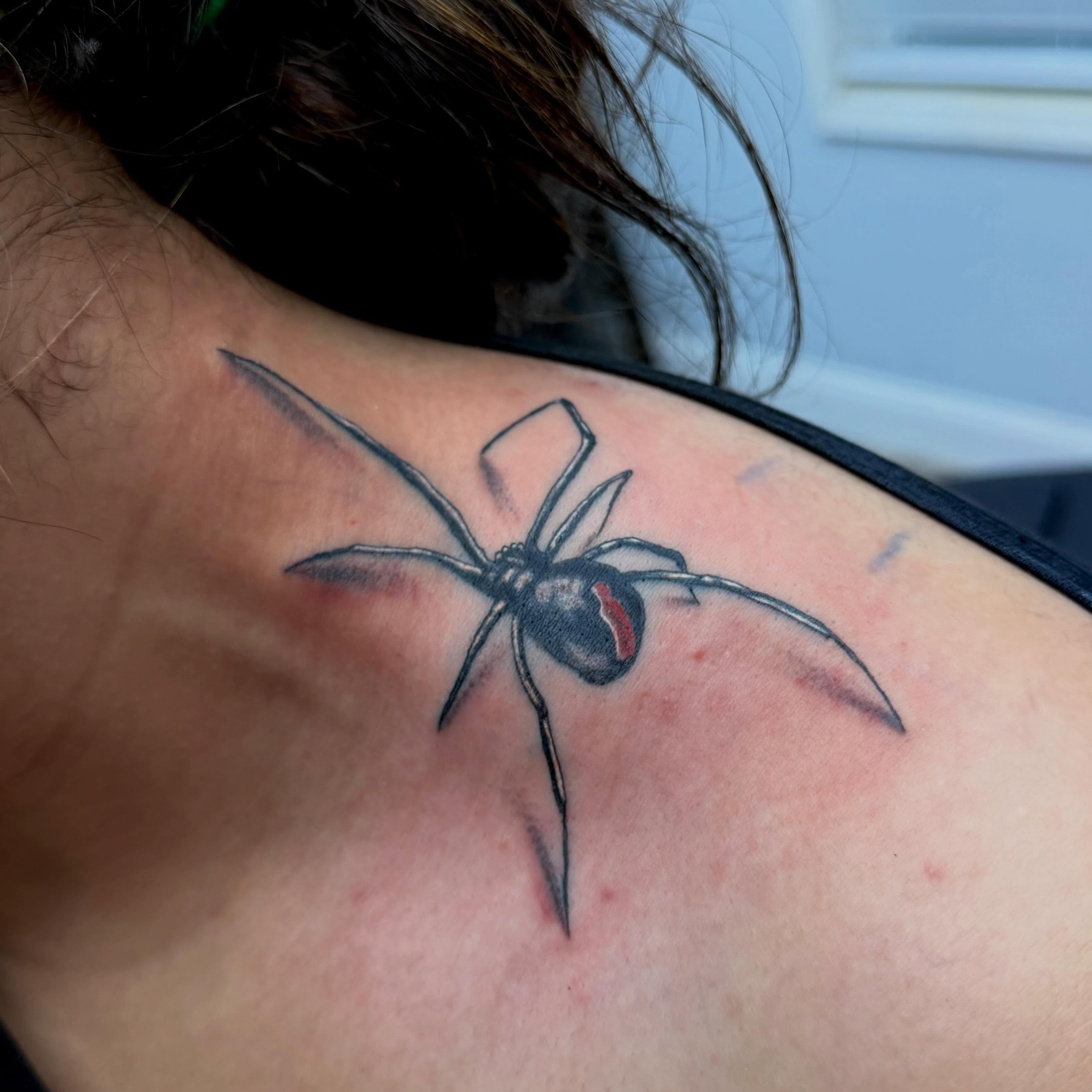 Spider realism tattoo on the shoulder by Zeninkz