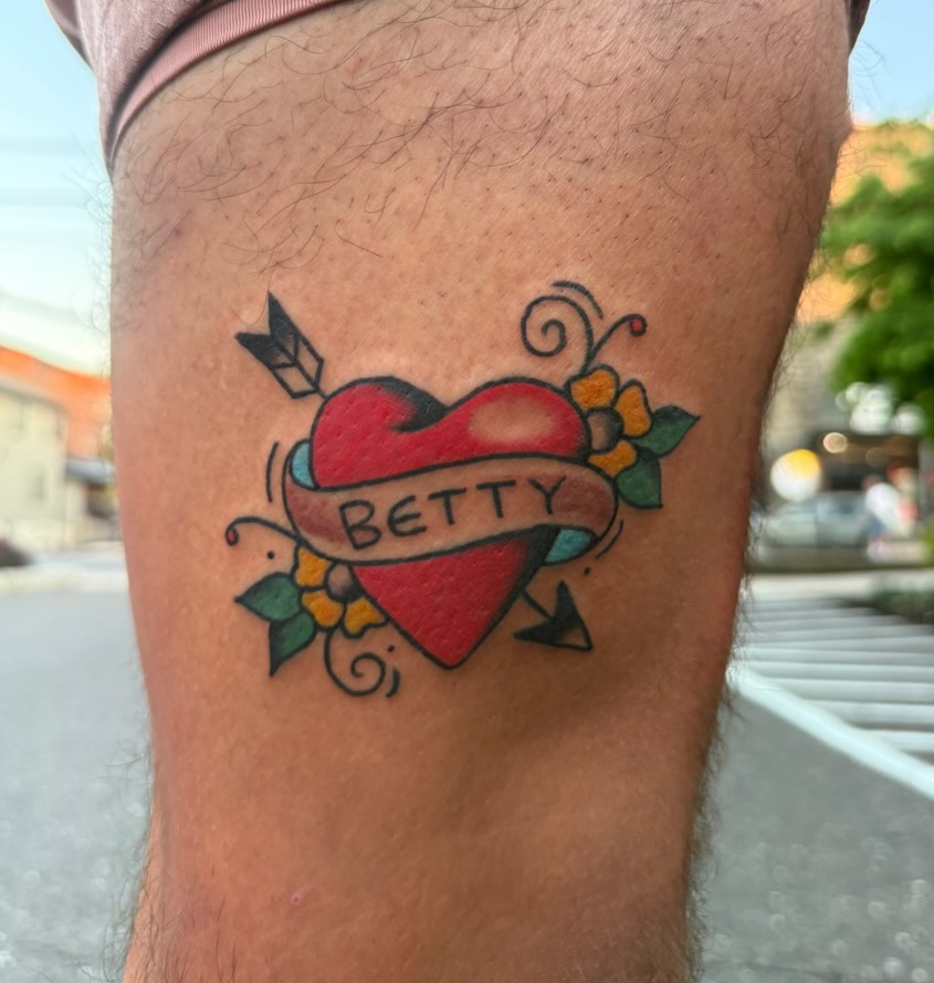 Heart with name American traditional tattoo on the thigh by ★ eliza rodriguez🇲🇽 ★