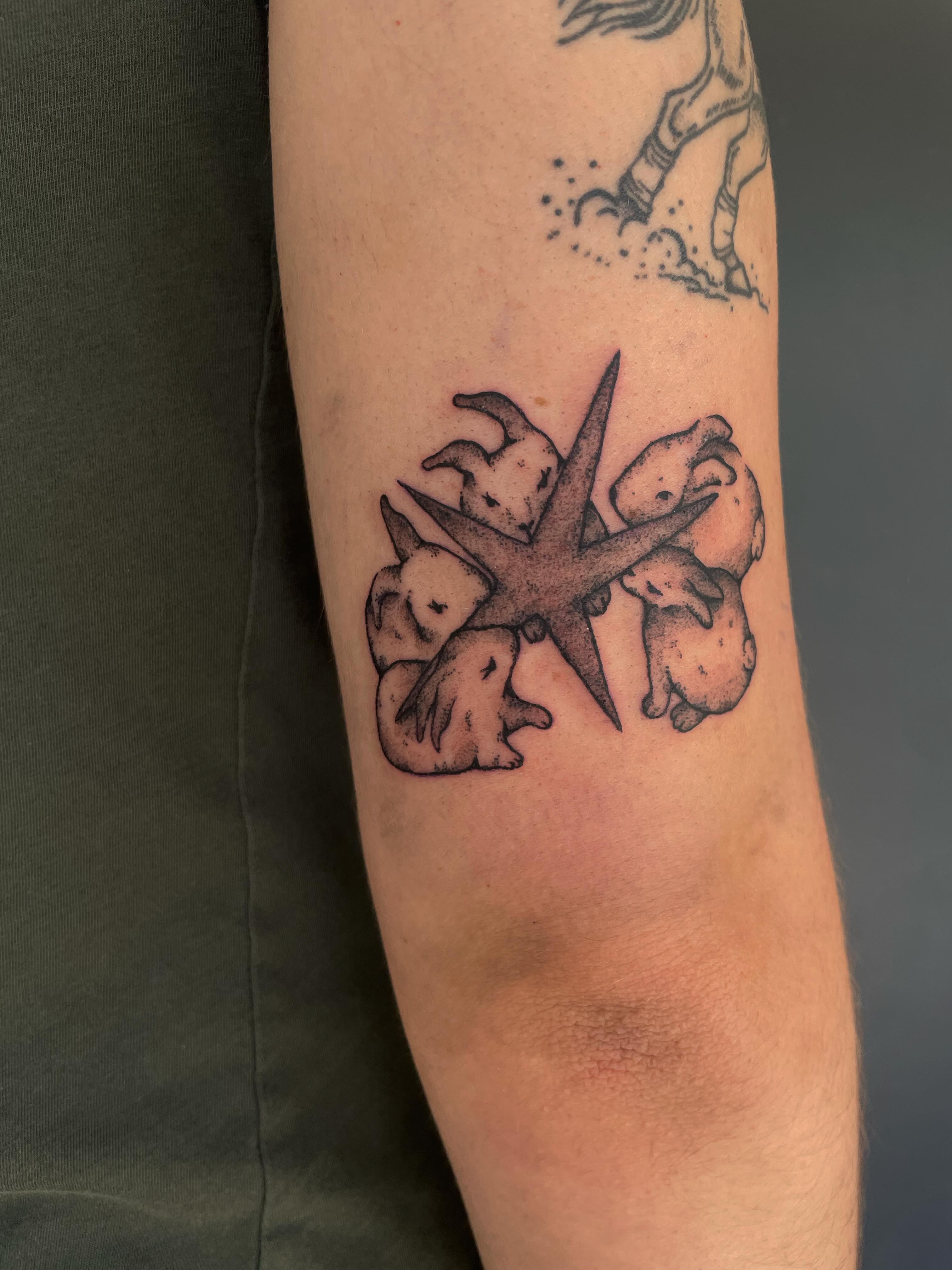 Tattoo by @trisaratoptattoos β dotwork