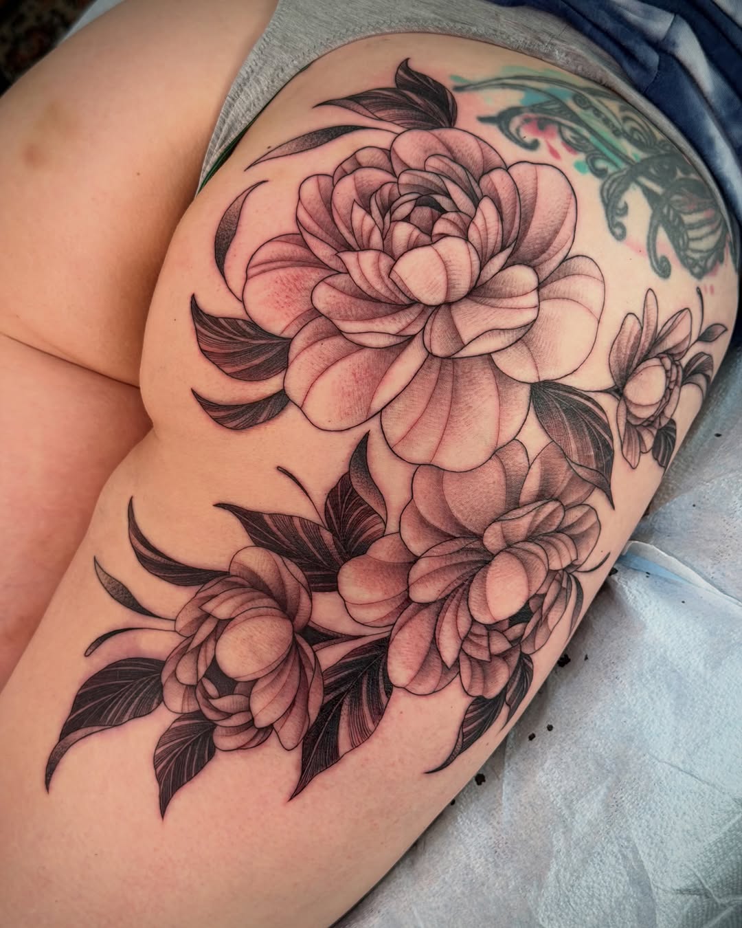 Tattoo by @miaesperanzatattoo โ black_and_grey, fine_line