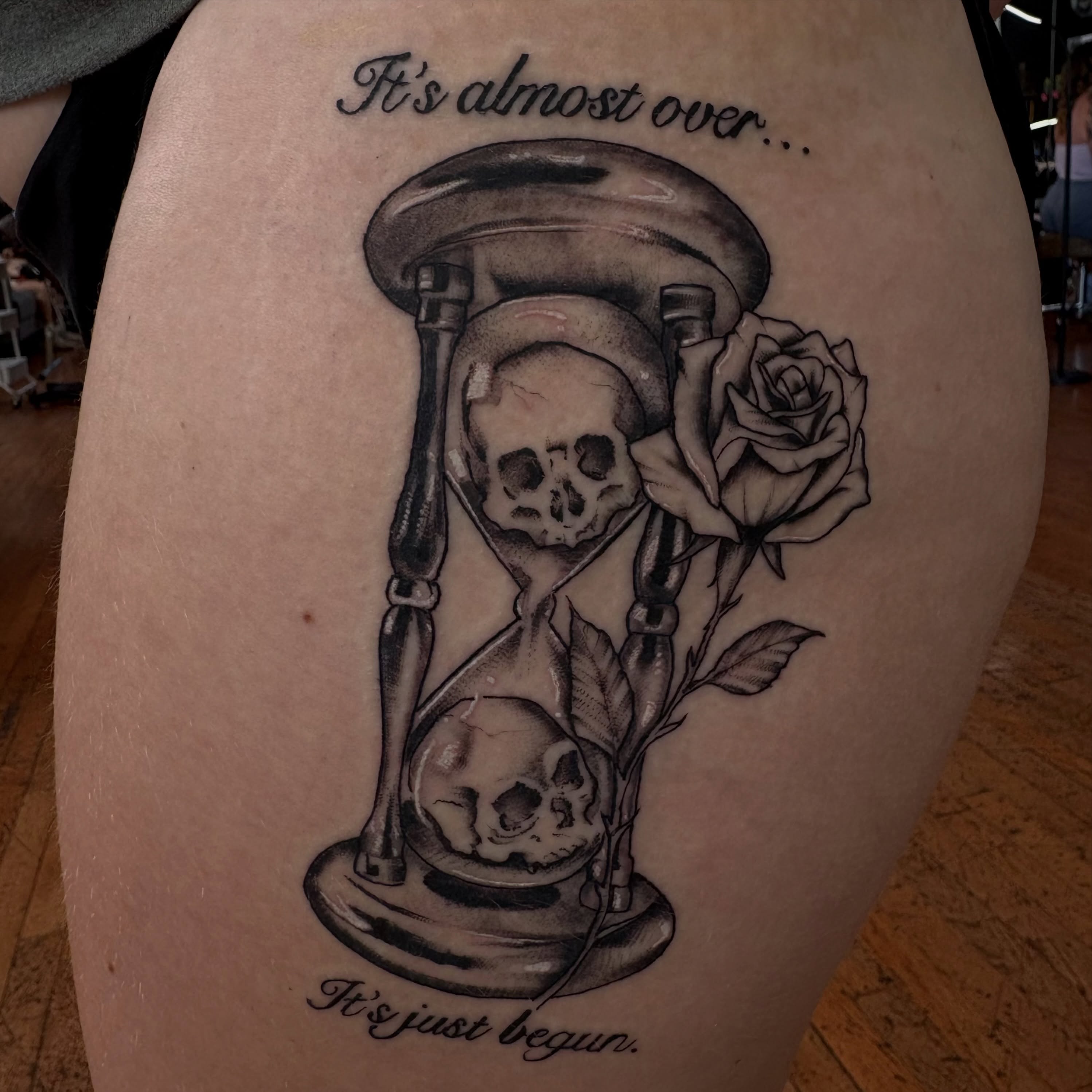 Hourglass with skulls and roses realism tattoo on the thigh by 𓂃˚‧ 𓆸𝔏𝔦𝔫𝔷 ℭ𝔥𝔞𝔡𝔴𝔦𝔠𝔨 ੈ𑁍