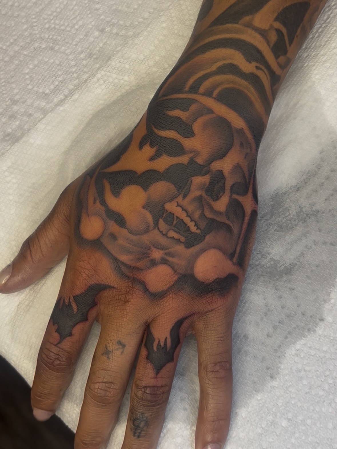 Skull realism tattoo on the hand by FleeDott 🇨🇴