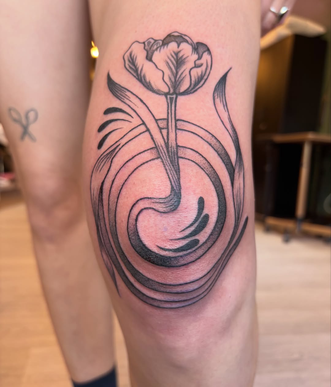 Tattoo by @daisy_chaiin — black_and_grey