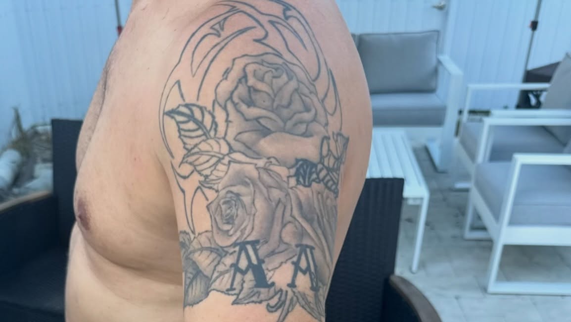Roses black and grey tattoo on the shoulder by Eyinay Cabezas 🇨🇺🇺🇸