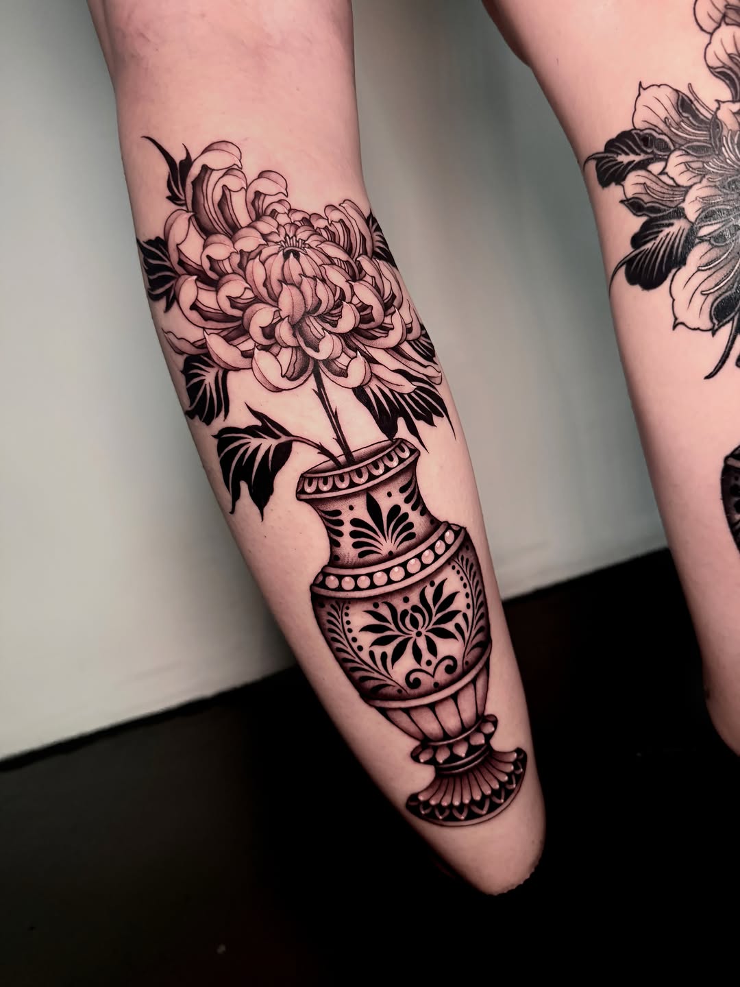 Tattoo by @nizi_tattoo — black_and_grey, ornamental