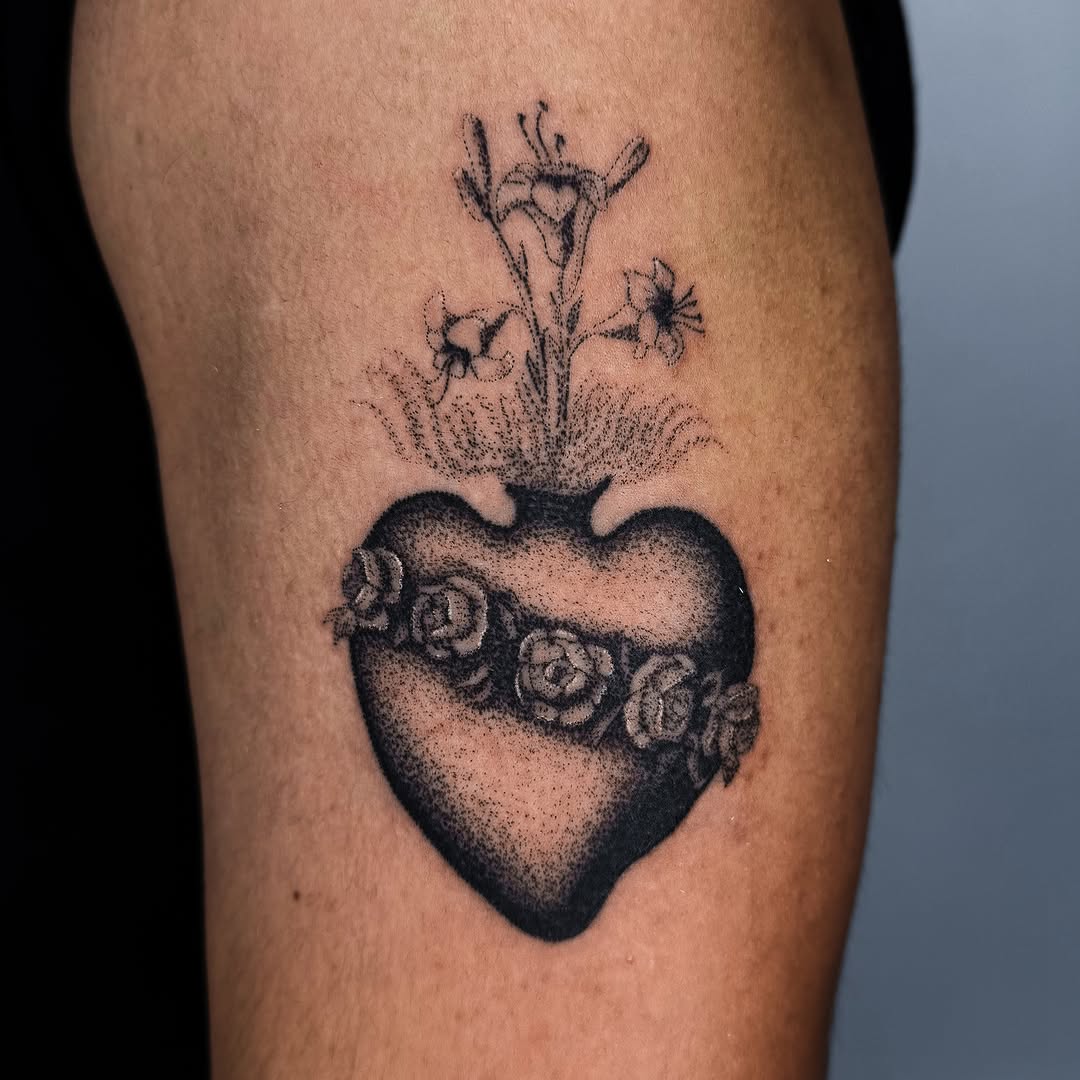 Heart with flowers dotwork tattoo on the thigh by Javier  Darder 𓃭𓀠✬✹☄︎❁☠︎³³