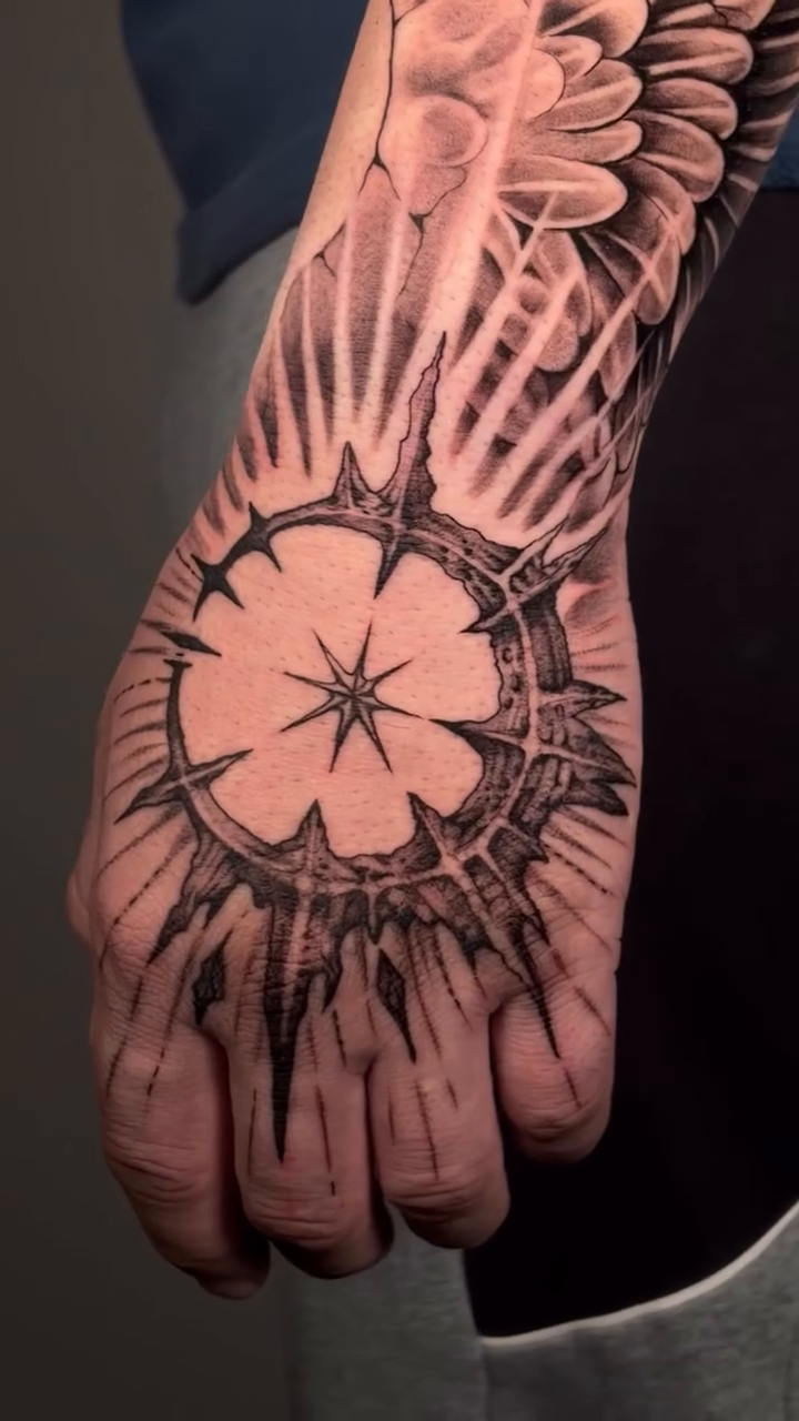 Tattoo by @hongo.azul.tattoos — black_and_grey, realism