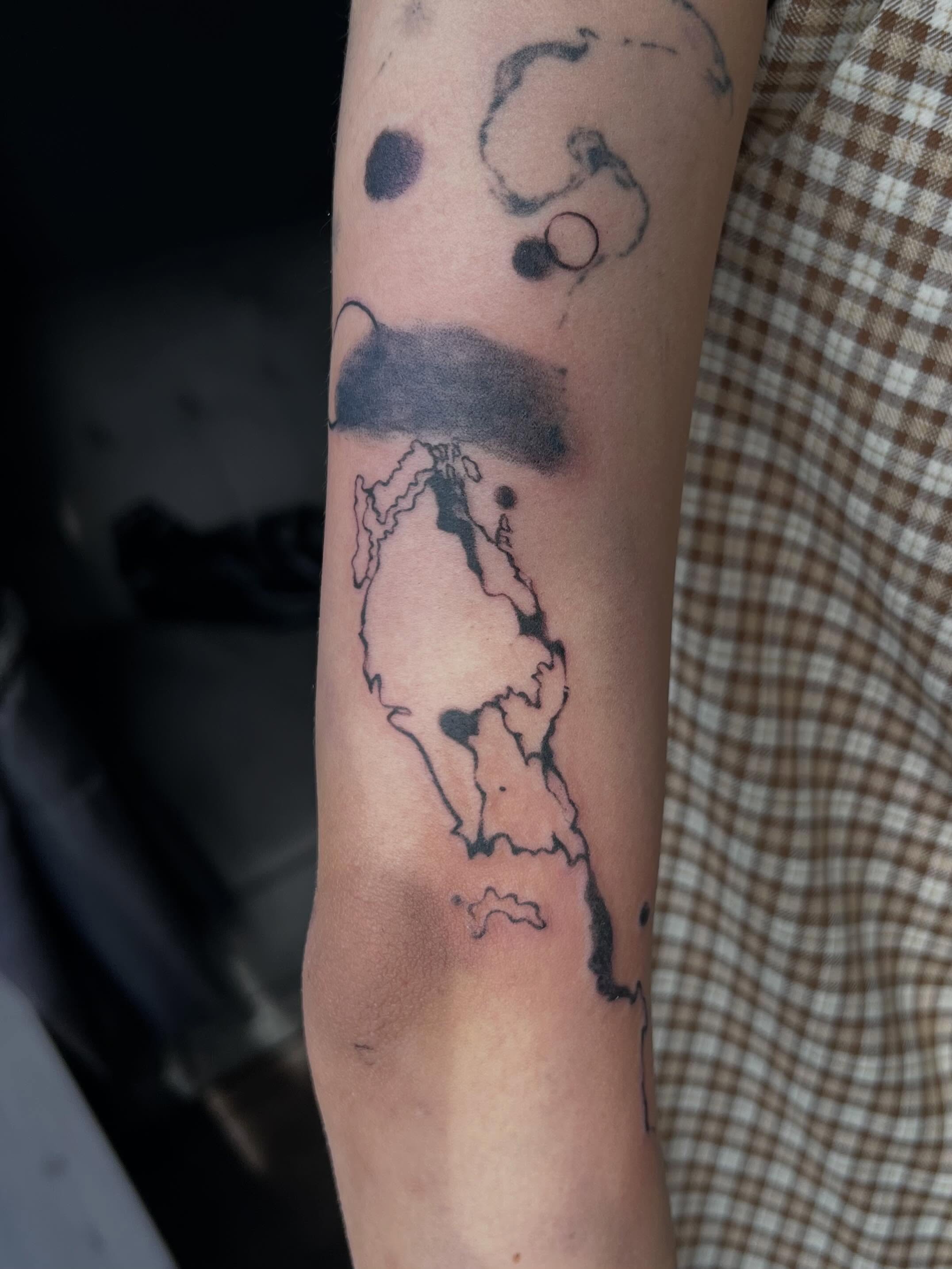 Tattoo by @hhhtattoo__ — dotwork