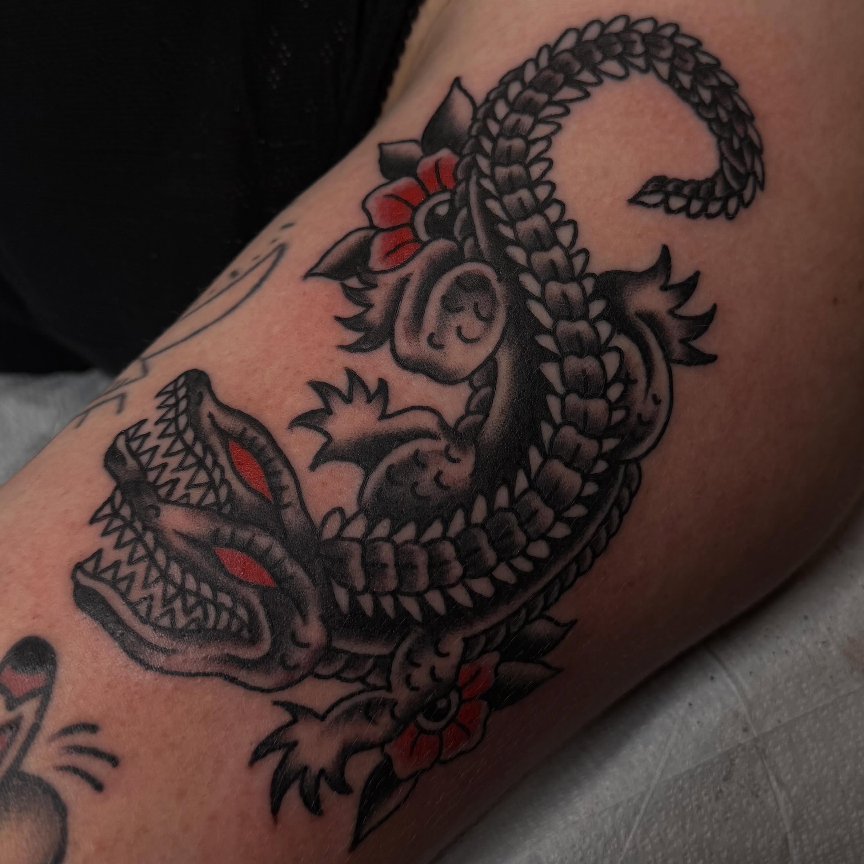 Dragon American traditional tattoo on the forearm by 🩸 𝓢𝔂𝓵𝓿𝓲𝓮 🩸 ▪︎ 𝕯𝖊𝖓𝖛𝖊𝖗 𝕿𝖆𝖙𝖙𝖔𝖔𝖊𝖗 ▪︎