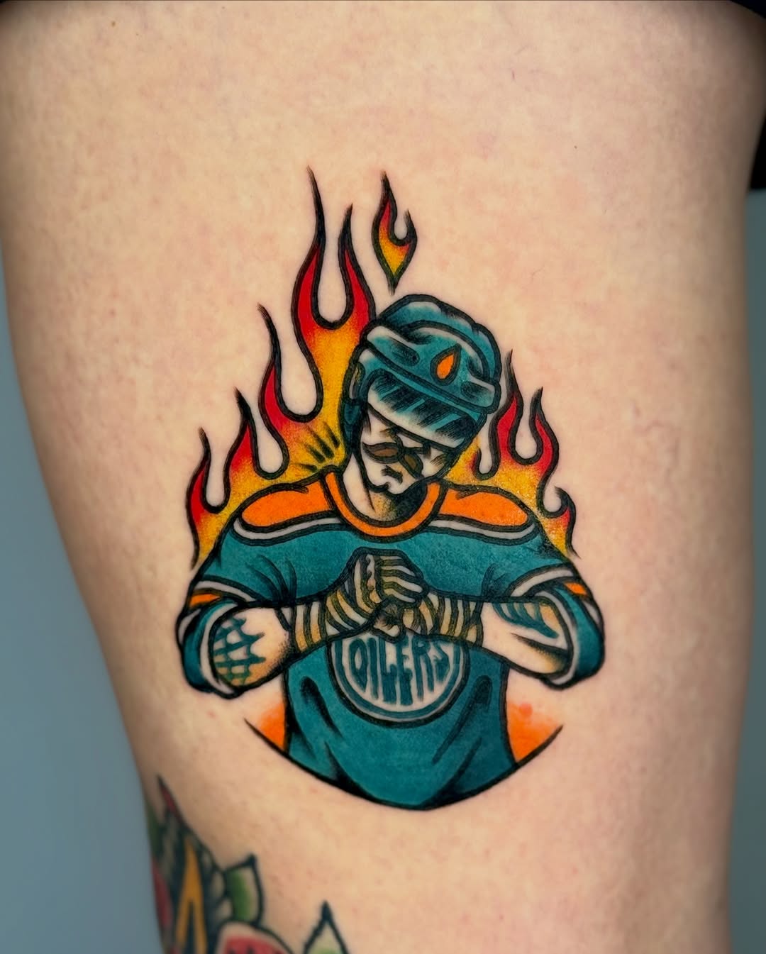 Hockey player American traditional tattoo on the thigh by Tattooer Sancho 🇰🇷🇨🇦