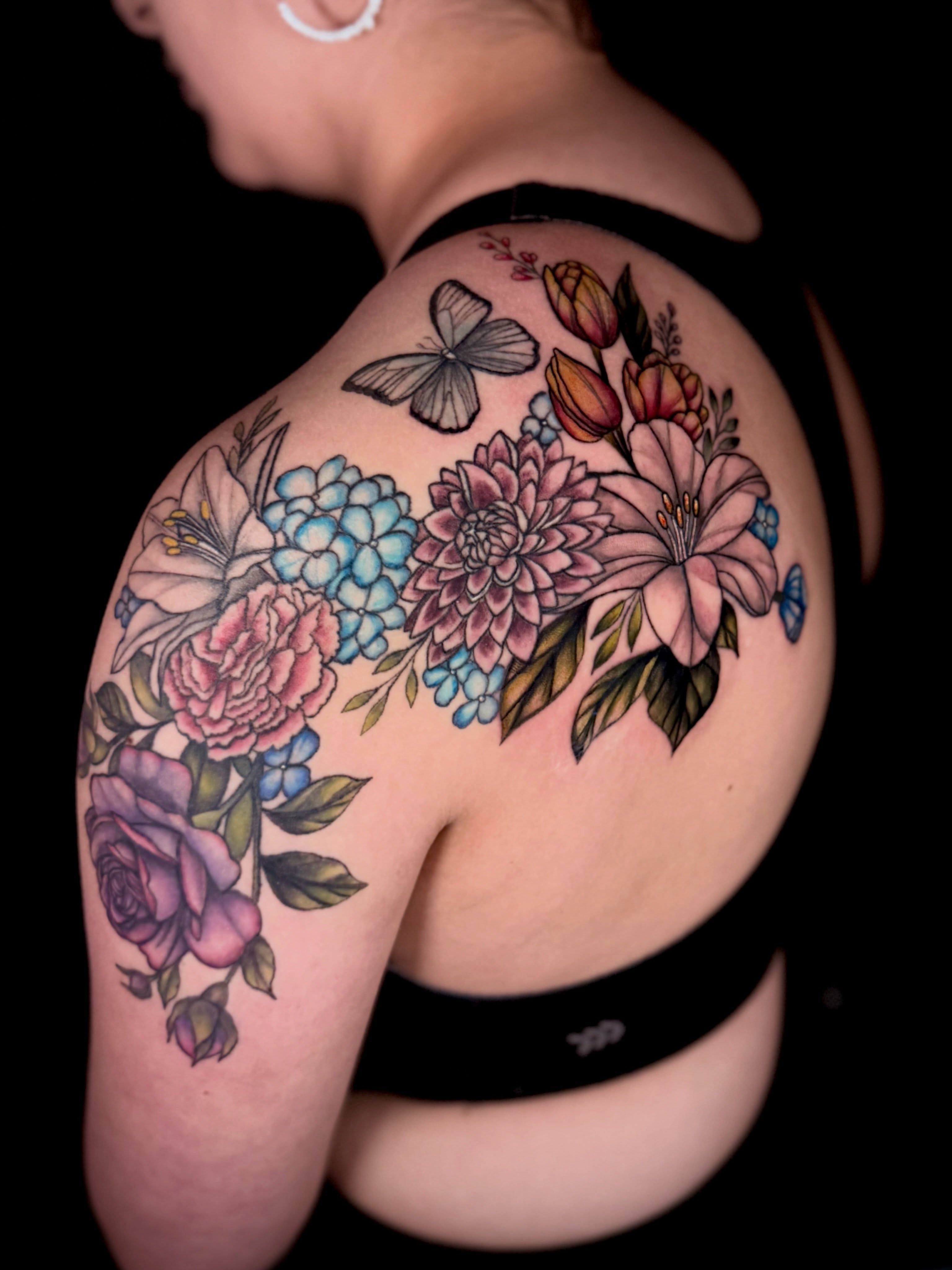 Floral bouquet new school tattoo on the shoulder by 𝕭𝖆𝖇𝖊𝖔𝖓𝖙𝖍𝖊𝖒00𝖓🌙🪬, Colorado Springs, Colorado