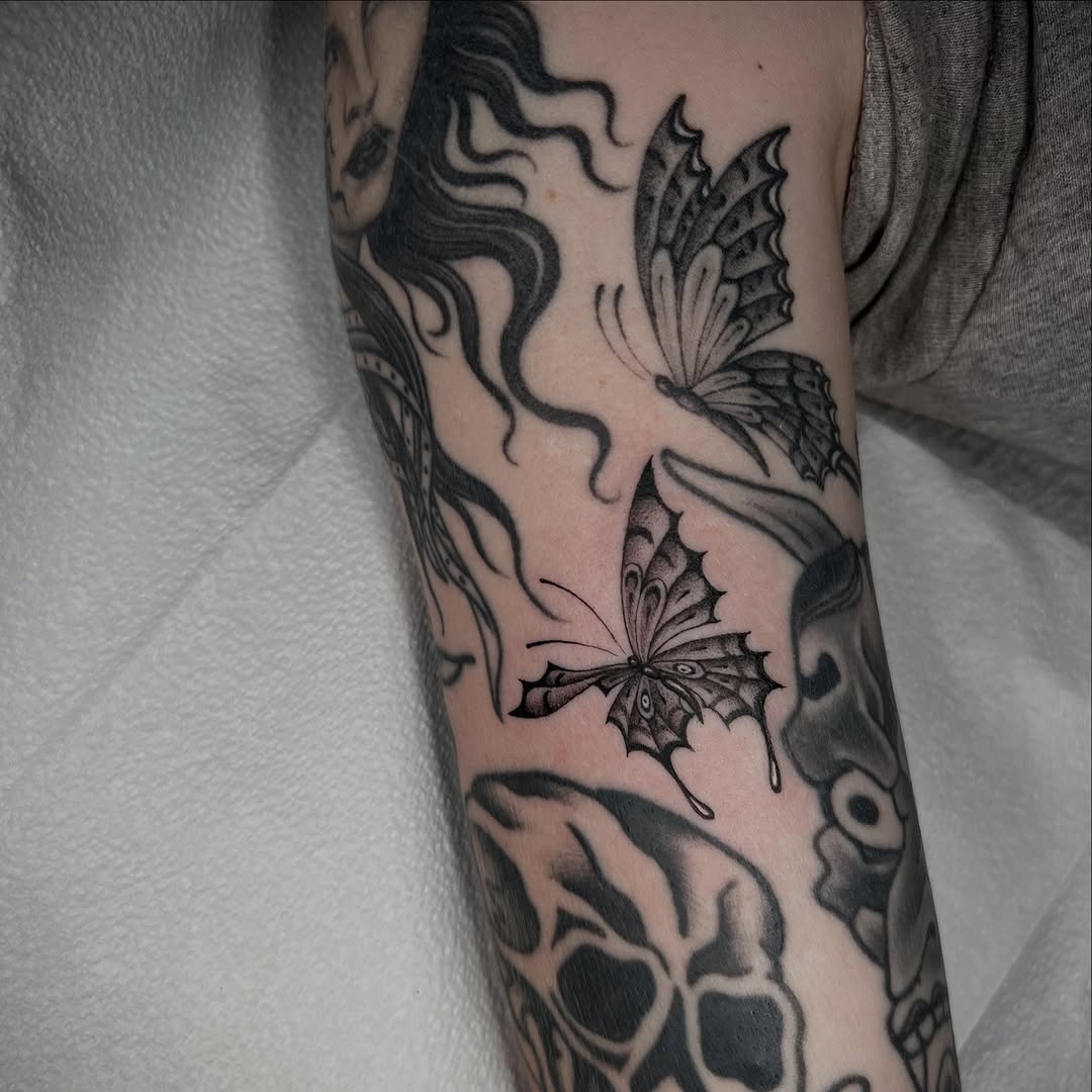 Tattoo by @baleriebees — black_and_grey, fine_line
