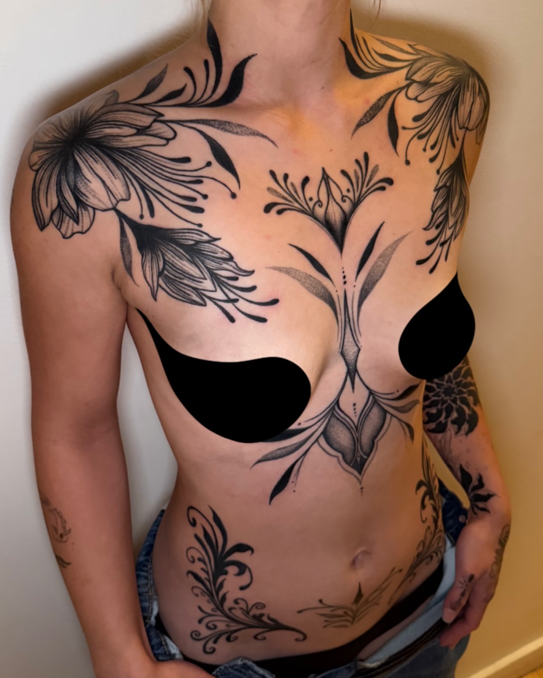 Floral arrangement black and grey tattoo on the chest by Elisa