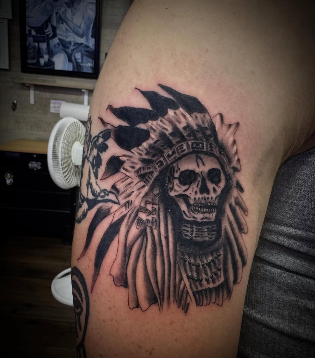 Skull wearing headdress realism tattoo on the shoulder by LeLe