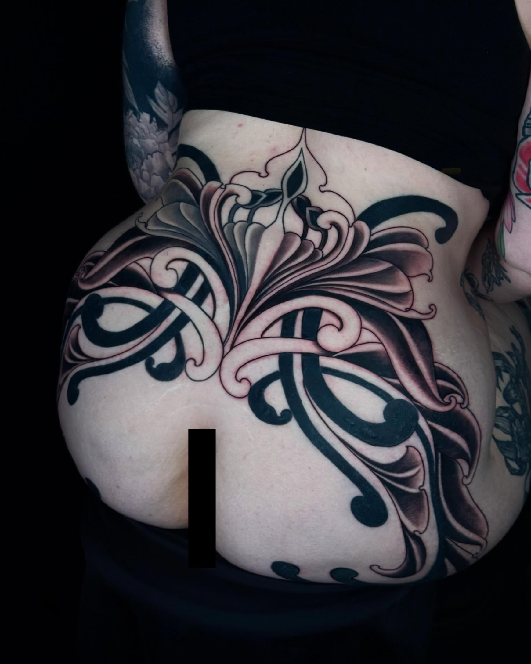 Floral design ornamental tattoo on the torso by 𝐊𝐄𝐋𝐒𝐄𝐘 𝐂𝐀𝐑𝐌𝐄𝐋𝐀