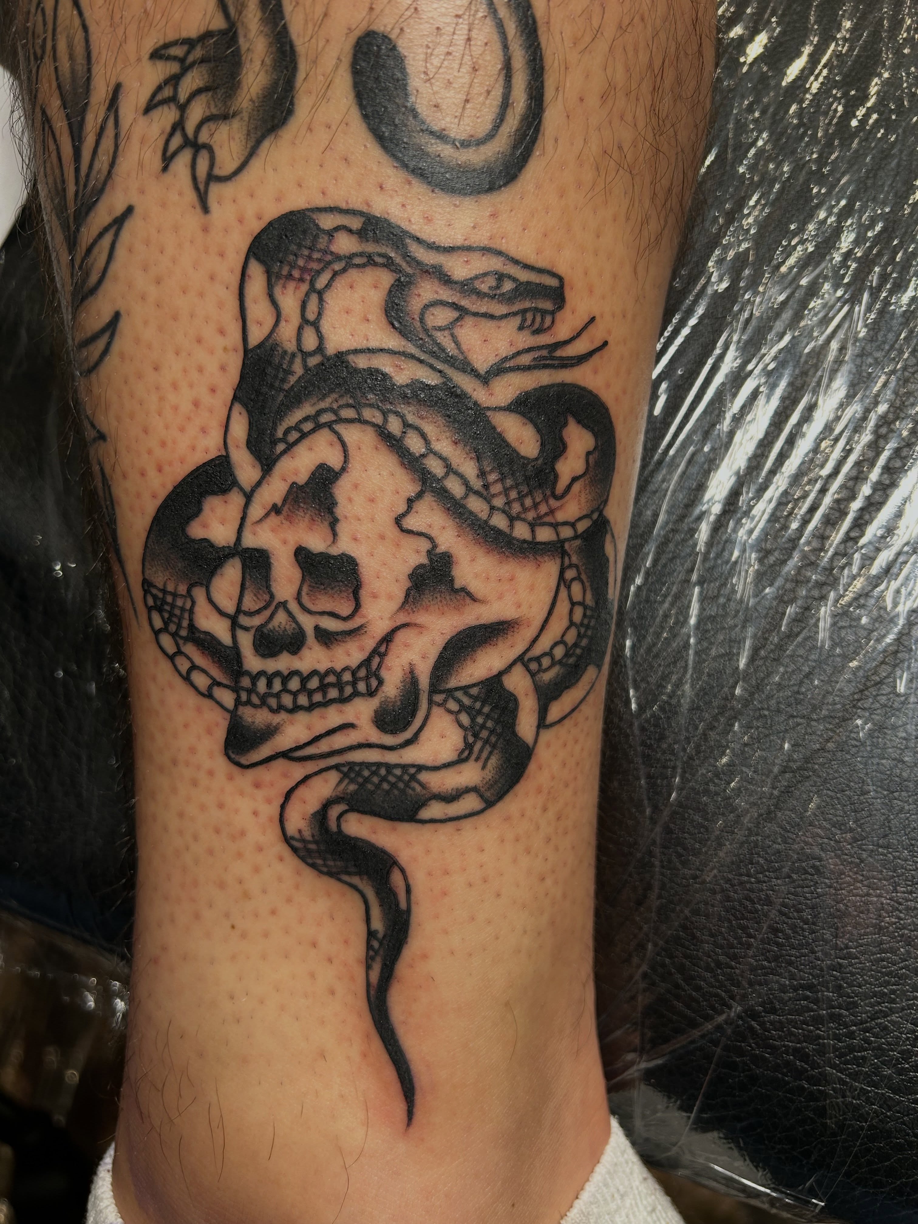 Tattoo by @esaconytattoo — black_and_grey