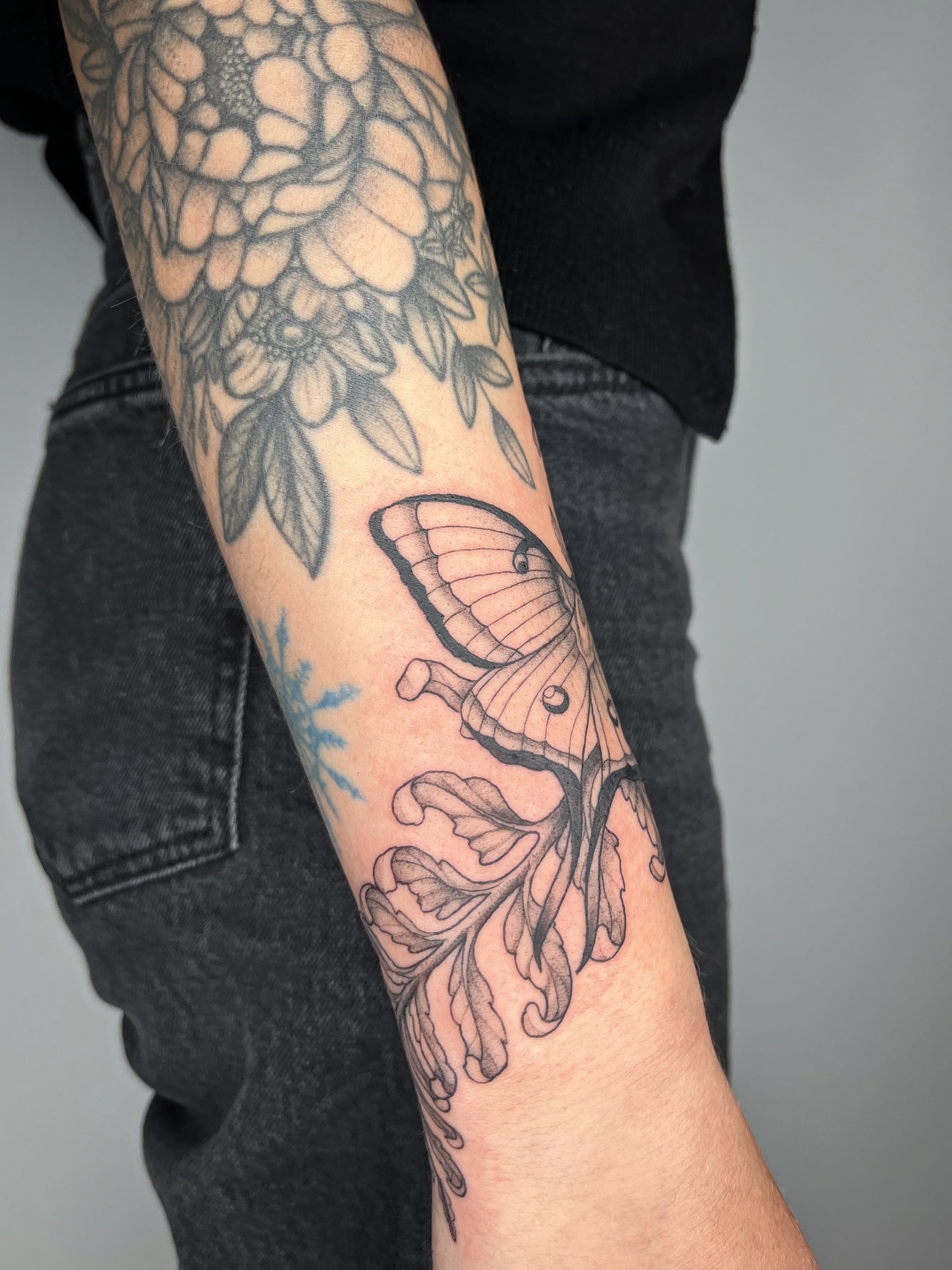 Tattoo by @leneya__valenti β black_and_grey
