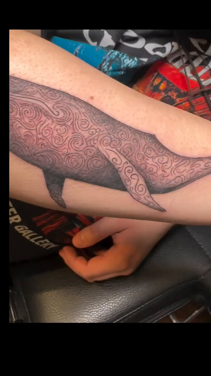 Whale fine line tattoo on the upper arm by Alexander Haber