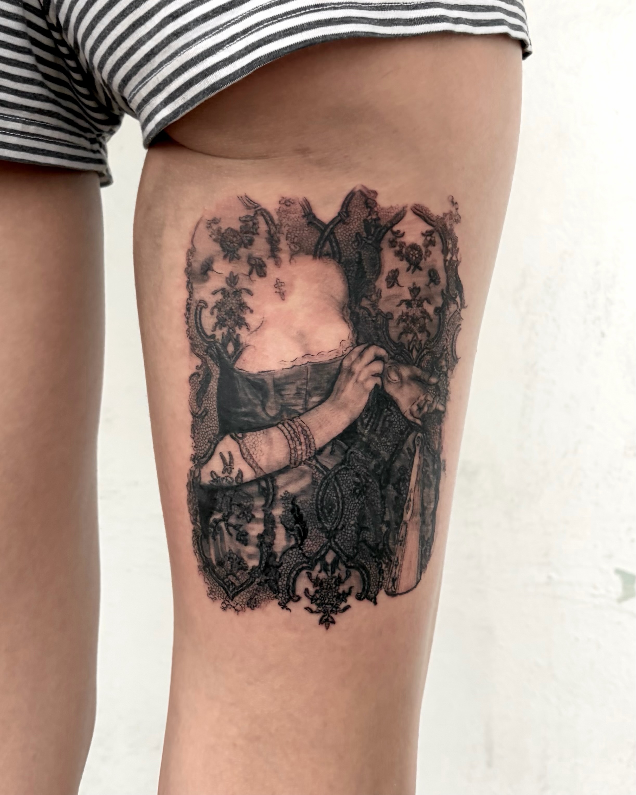 Woman with dragon realism tattoo on the thigh by Kylah Amin Tattoo