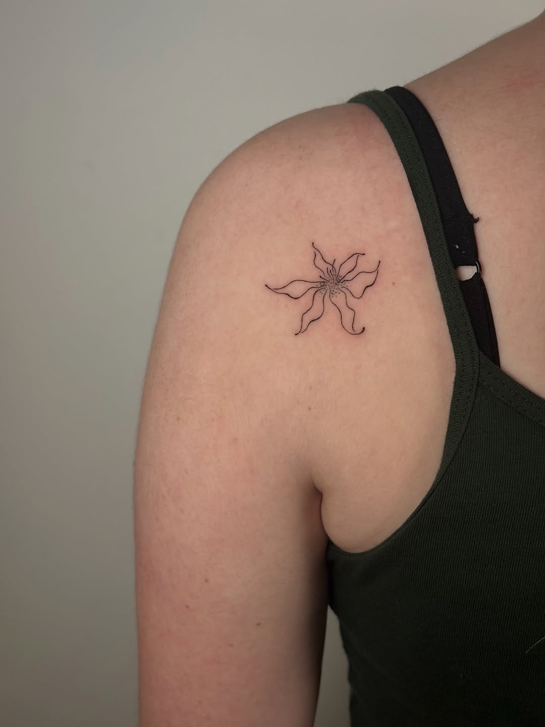 Flower fine line tattoo on the shoulder by Jules Ink ⋆ Fineline Tattoo