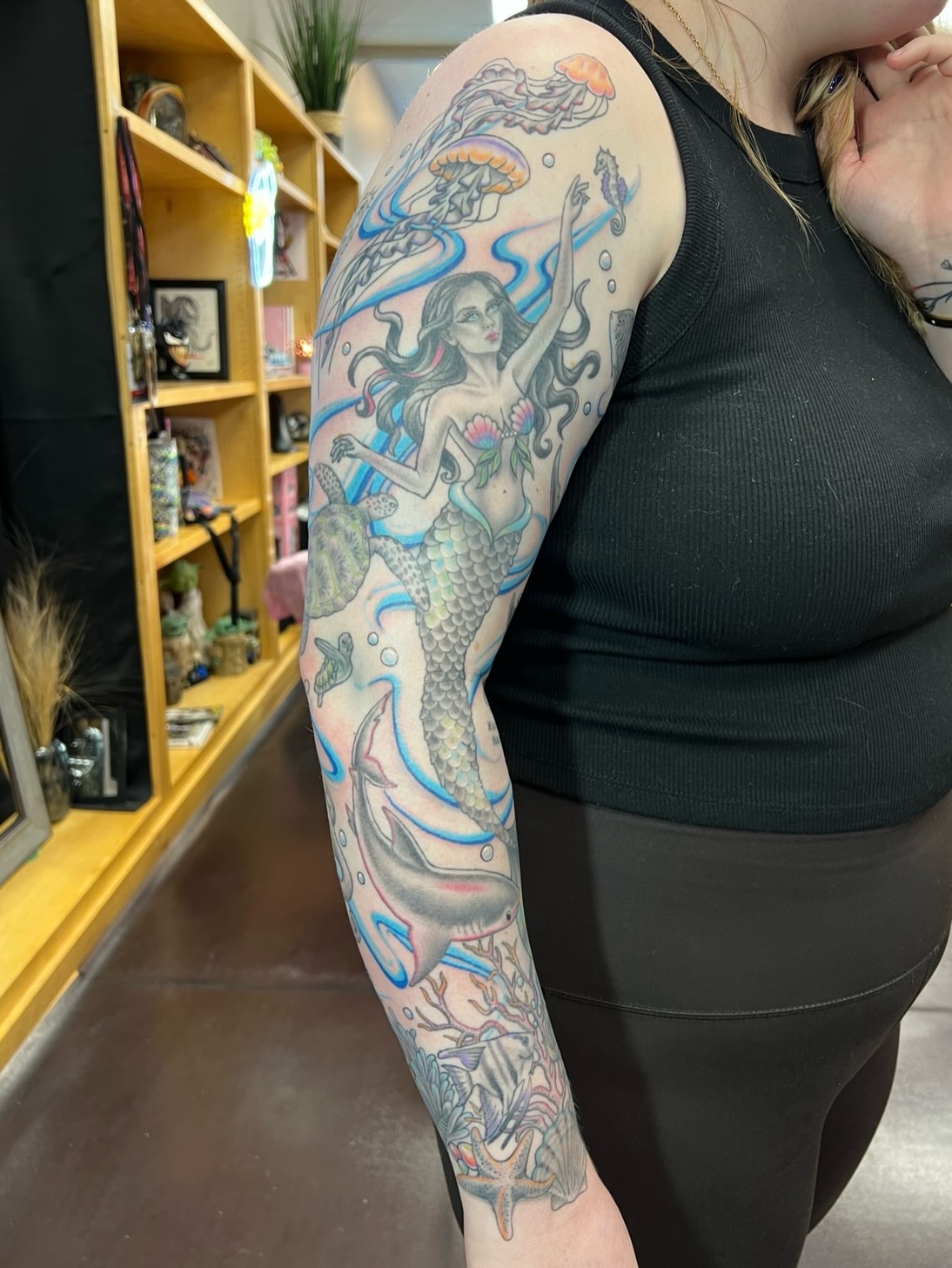 Mermaid new school tattoo on the upper arm by ๐๐ฒ๐ต๐ ๐๐ช๐พ๐ป๐ฒ๐ต๐ช ๐ฃ๐ช๐ฝ๐ฝ๐ธ๐ธ๐ผ