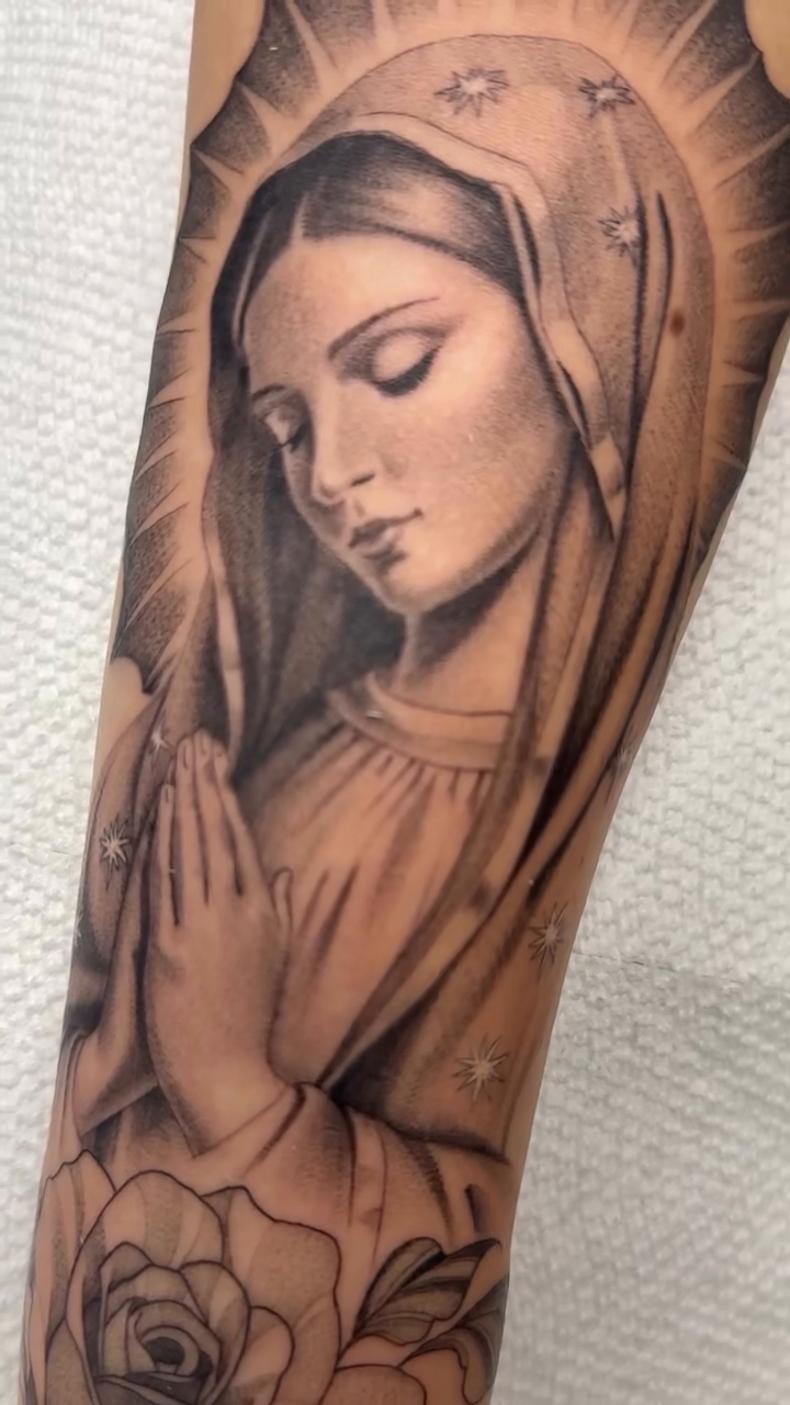 Tattoo by @lilianayaneth — black_and_grey, realism