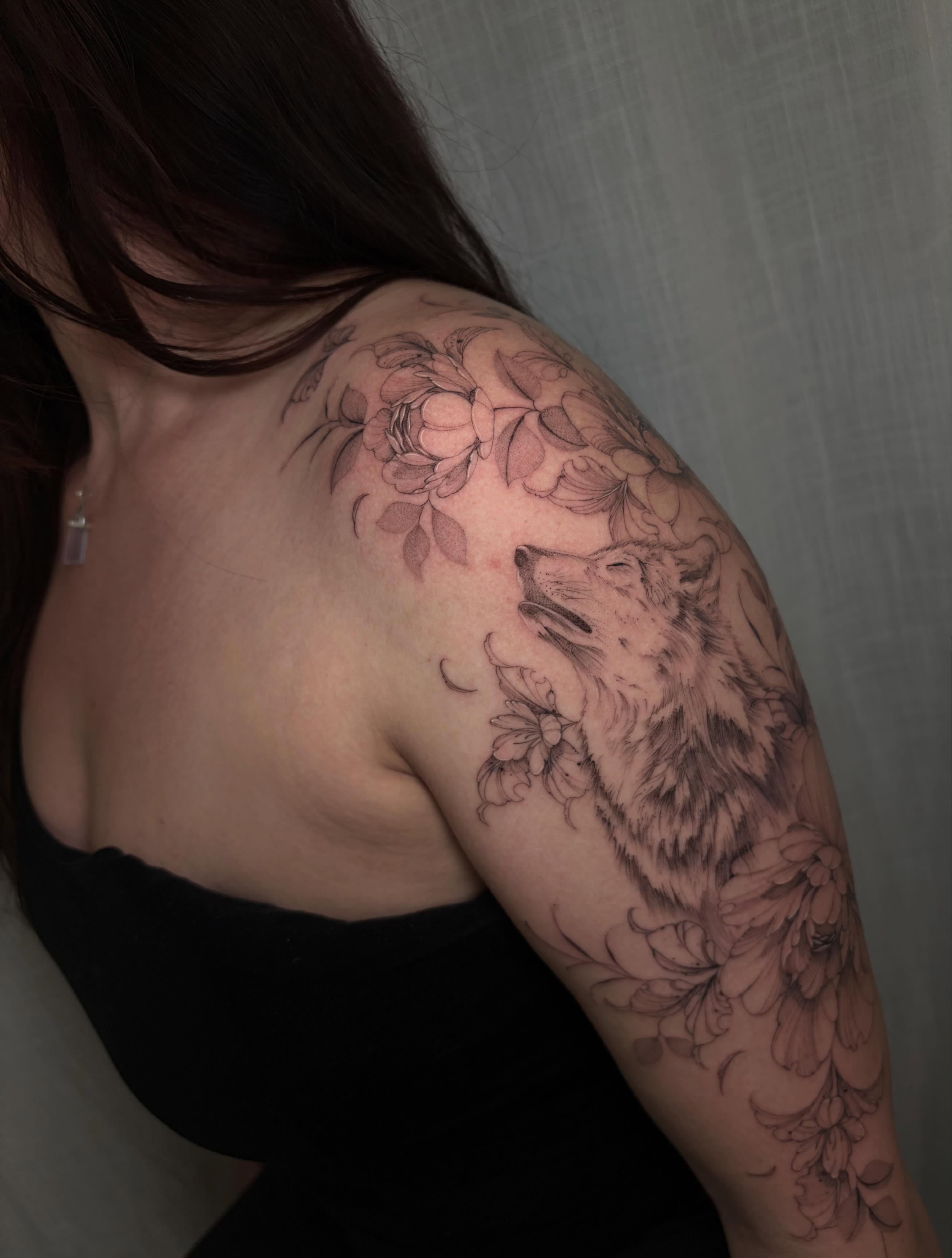 Wolf and flowers realism tattoo on the shoulder by Justene Renee 🖤 Fine Line Tattoo Artist