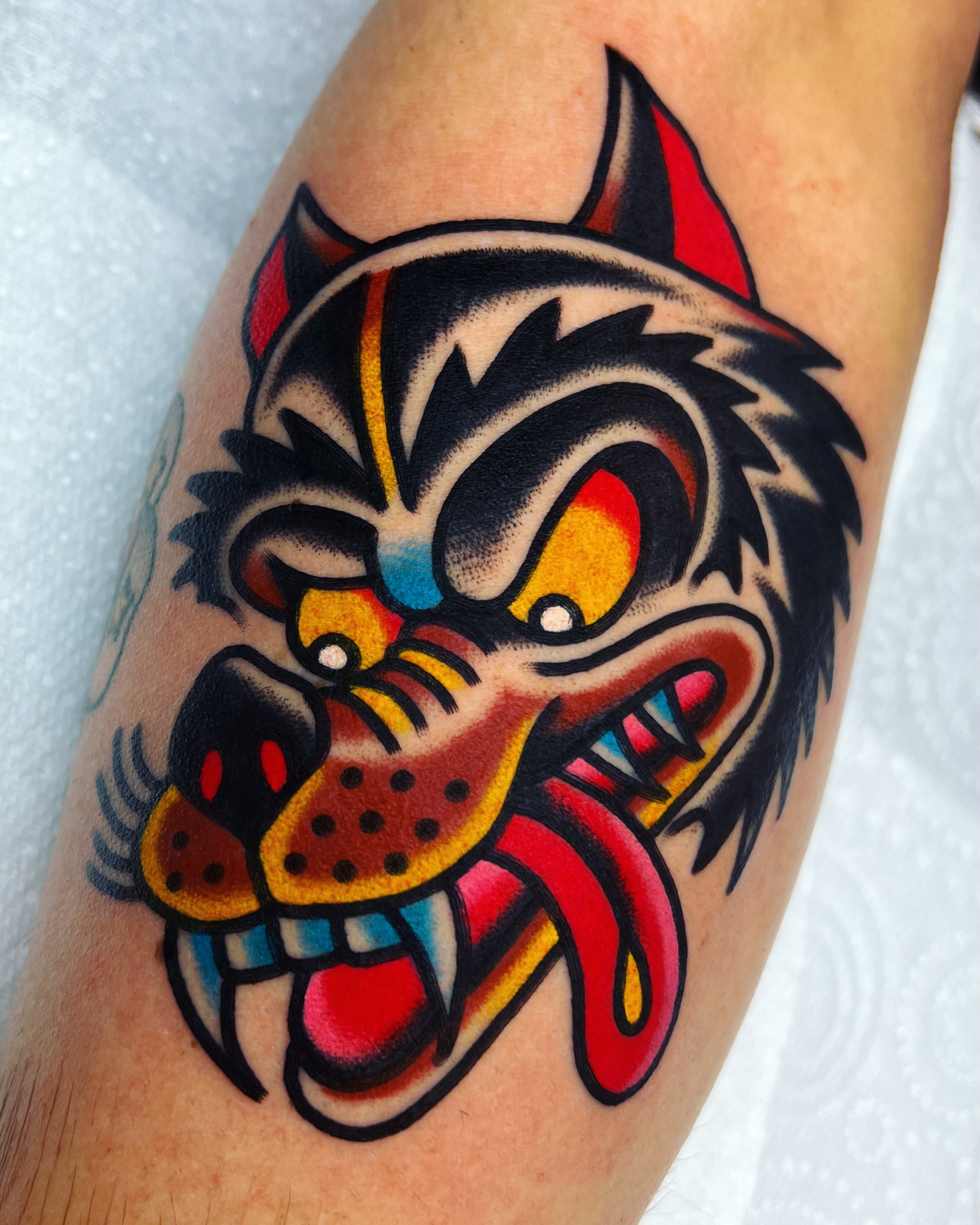 Wolf American traditional tattoo on the forearm by 올드스쿨타투 호무