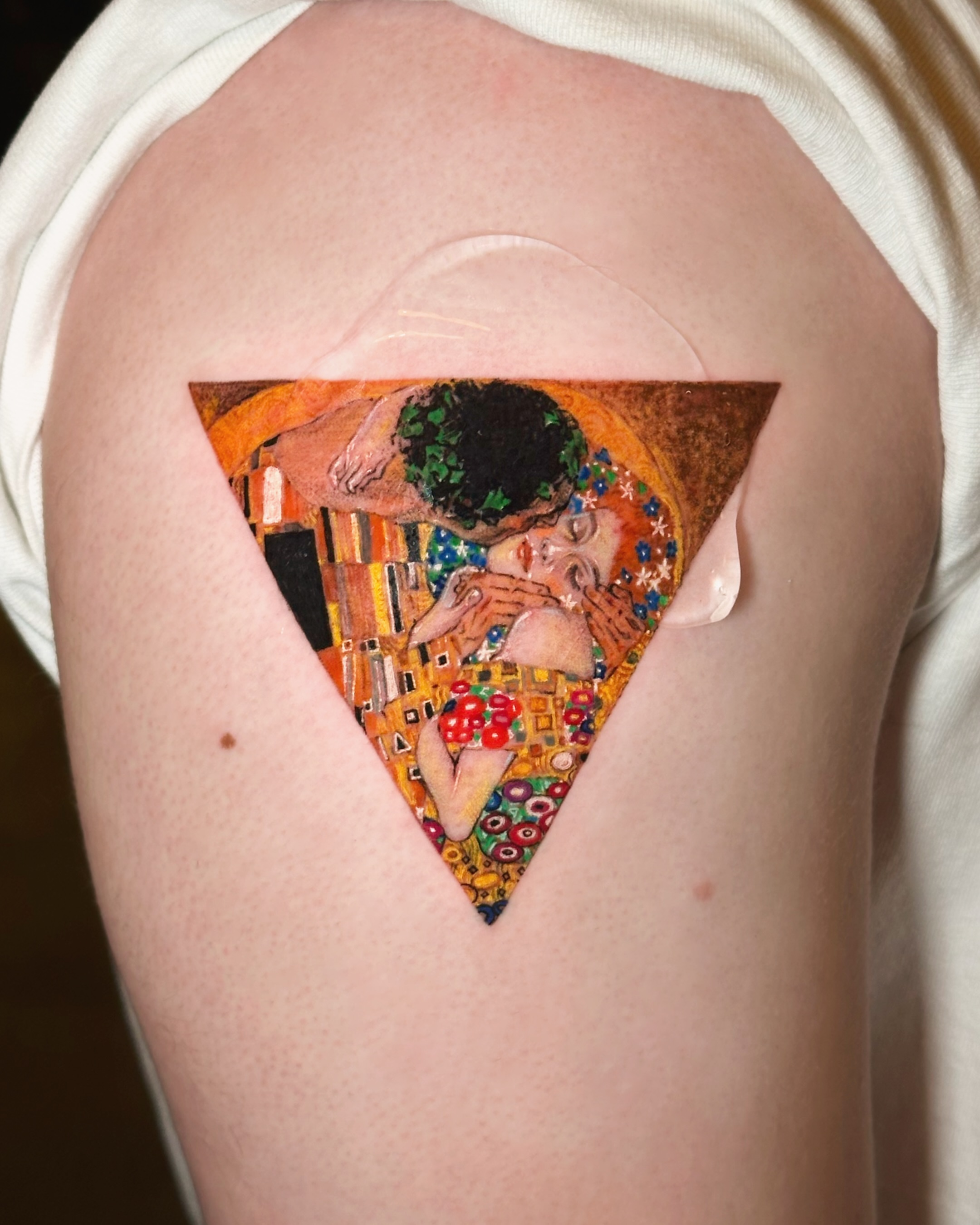 The kiss geometric tattoo on the shoulder by Lani  라니