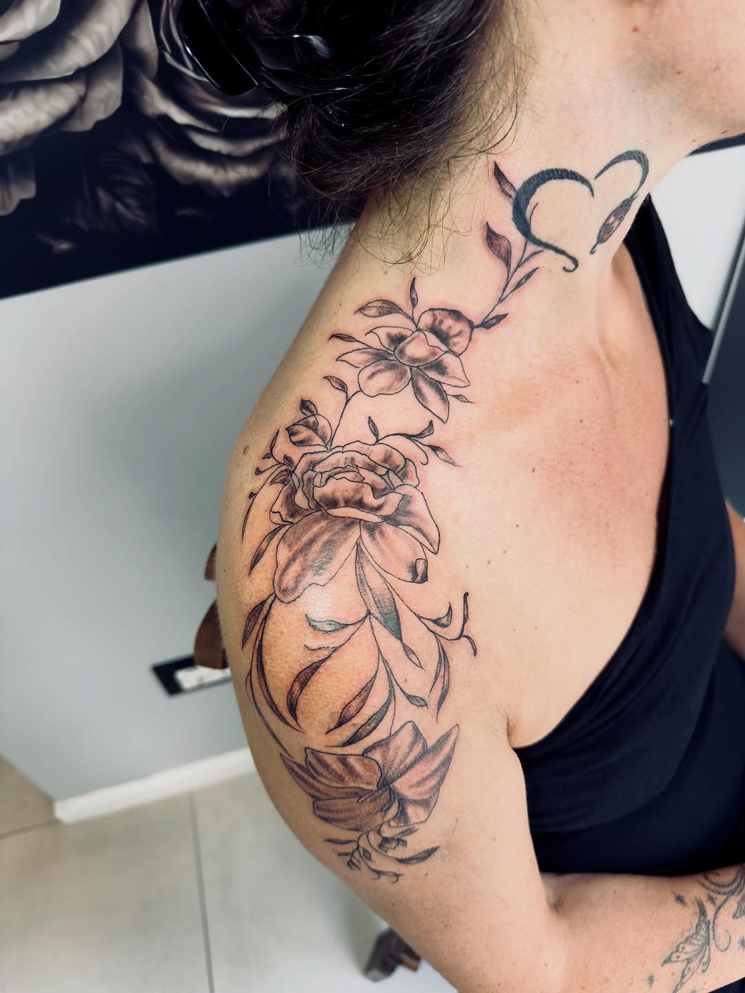 Floral vine with heart fine line tattoo on the shoulder by Salvador Mendoza, Sesto San Giovanni