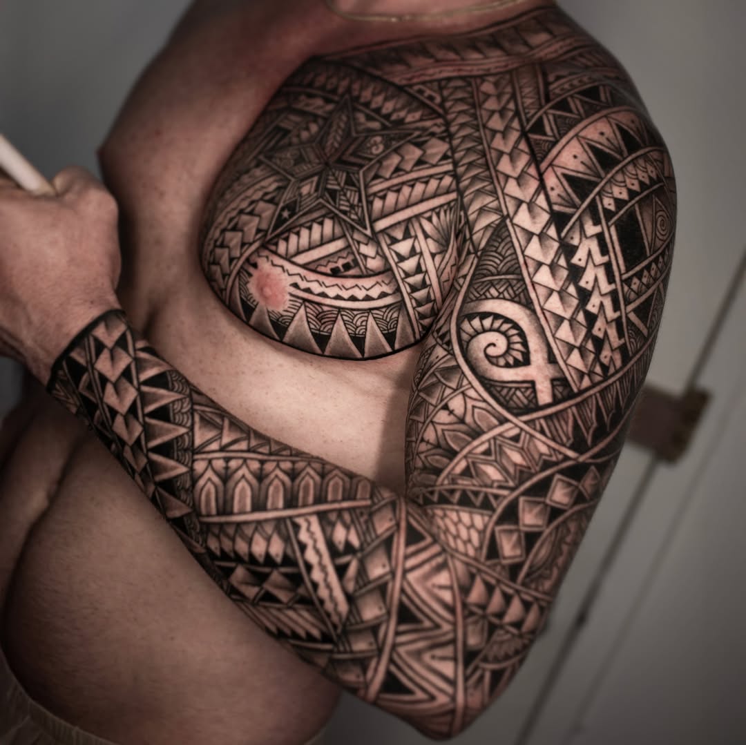 Geometric tribal pattern tribal tattoo on the upper arm by Ivy lee